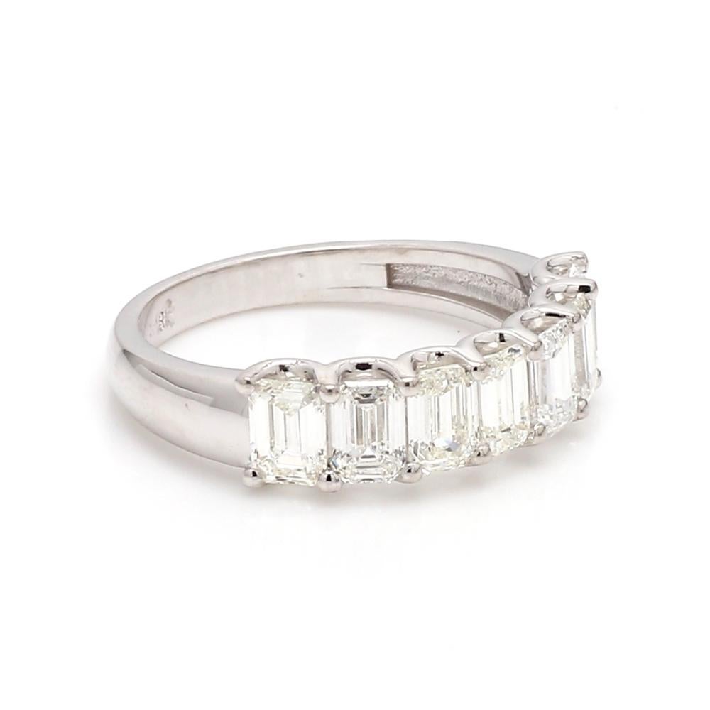 Bague en or 18 carats avec diamants taille émeraude

Cette élégante bague en or 18 carats présente une série de diamants de taille émeraude, totalisant 1,93 carats, d'une couleur blanche brillante. D'une taille de 6,75, cette bague redimensionnable