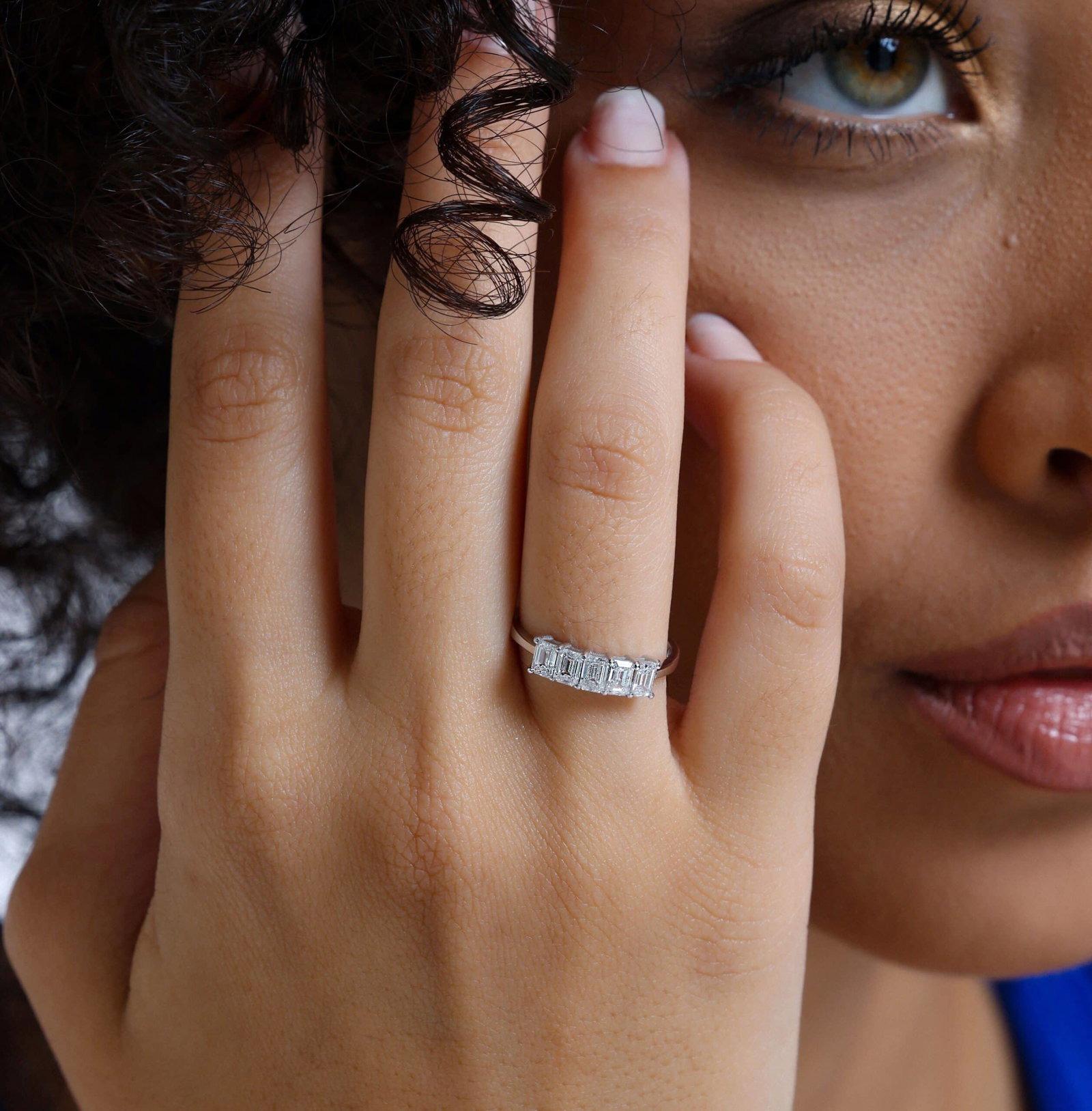 Product Details :

• Made to Order

• Gold Kt: 14kt

• Available Gold Colors: Rose Gold, Yellow Gold, White Gold

• 1.00ct Natural Emerald Diamond

• Diamond Color-Clarity: F-G Color VS/SI Clarity

• Comes with Jewelry Certificate

• Ready for