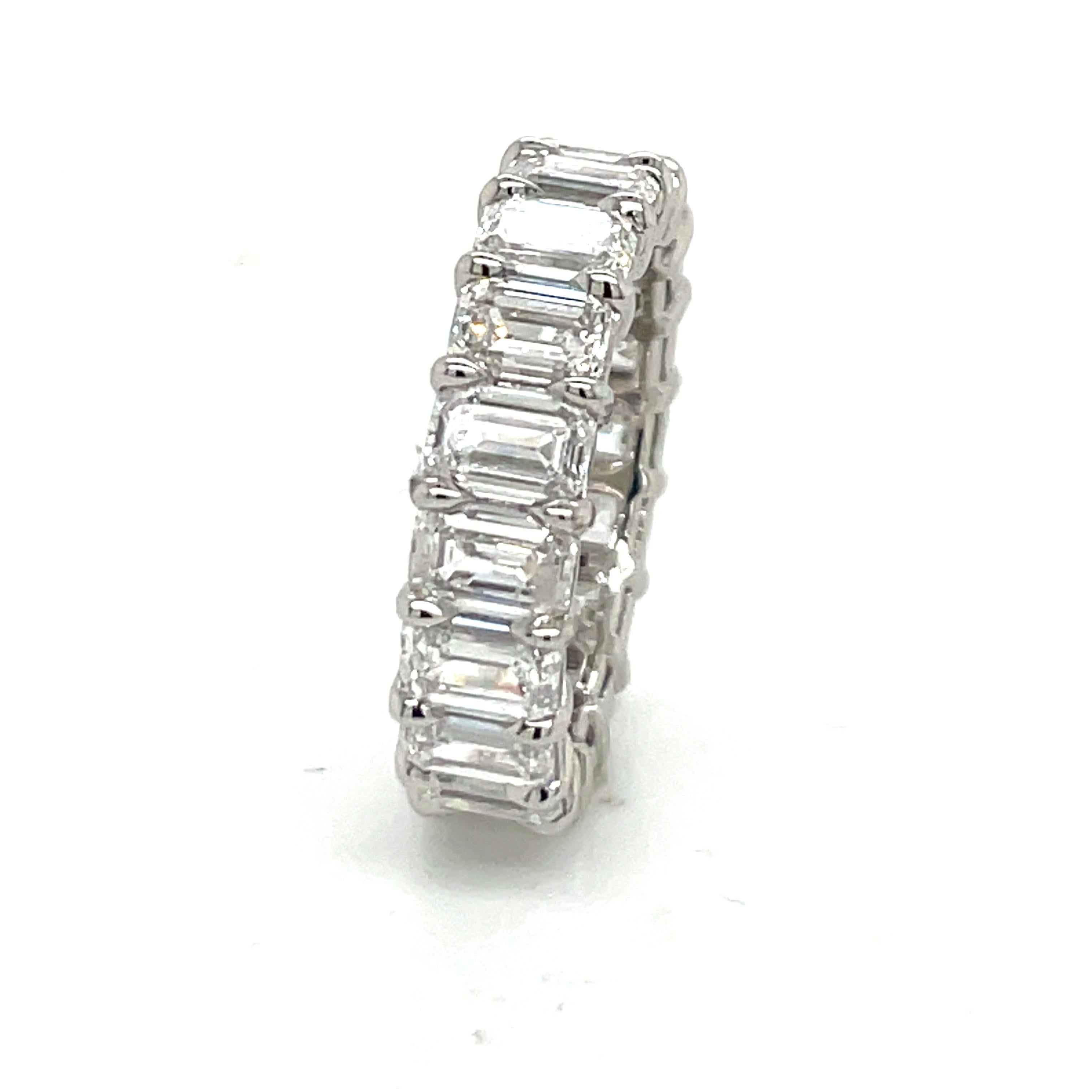 Alliance en platine avec diamant taille émeraude de 7,41 carats et 0,40 pointe F-G VVS2-VS2 Neuf - En vente à New York, NY