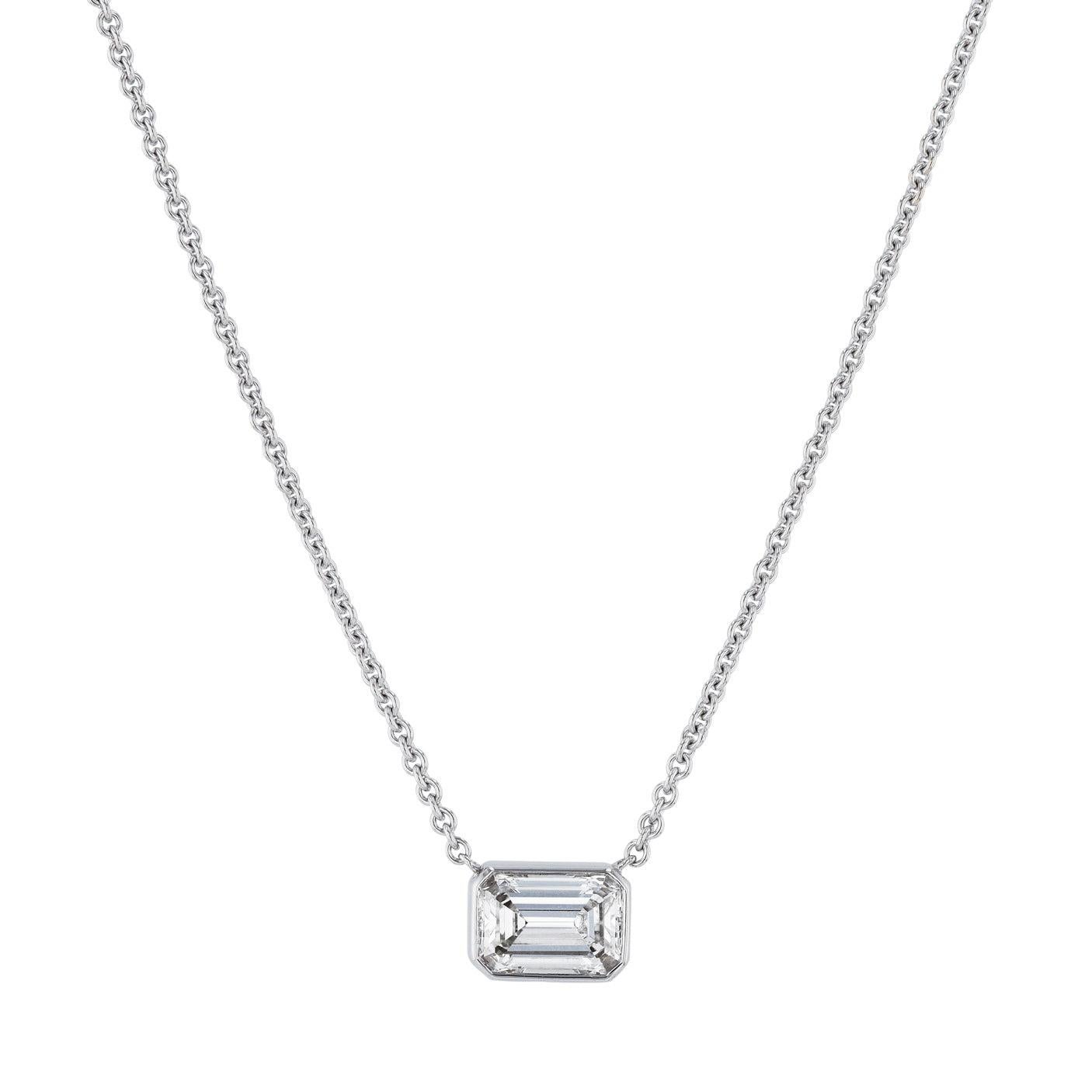 Genießen Sie das luxuriöse Funkeln dieser Anhänger-Halskette mit Smaragdschliff-Diamanten! Dieser Diamant ist in eine Lünette gefasst, um das ganze herrliche Licht einzufangen, und wurde von H&H Jewels mit Liebe handgefertigt. Prächtig und üppig -