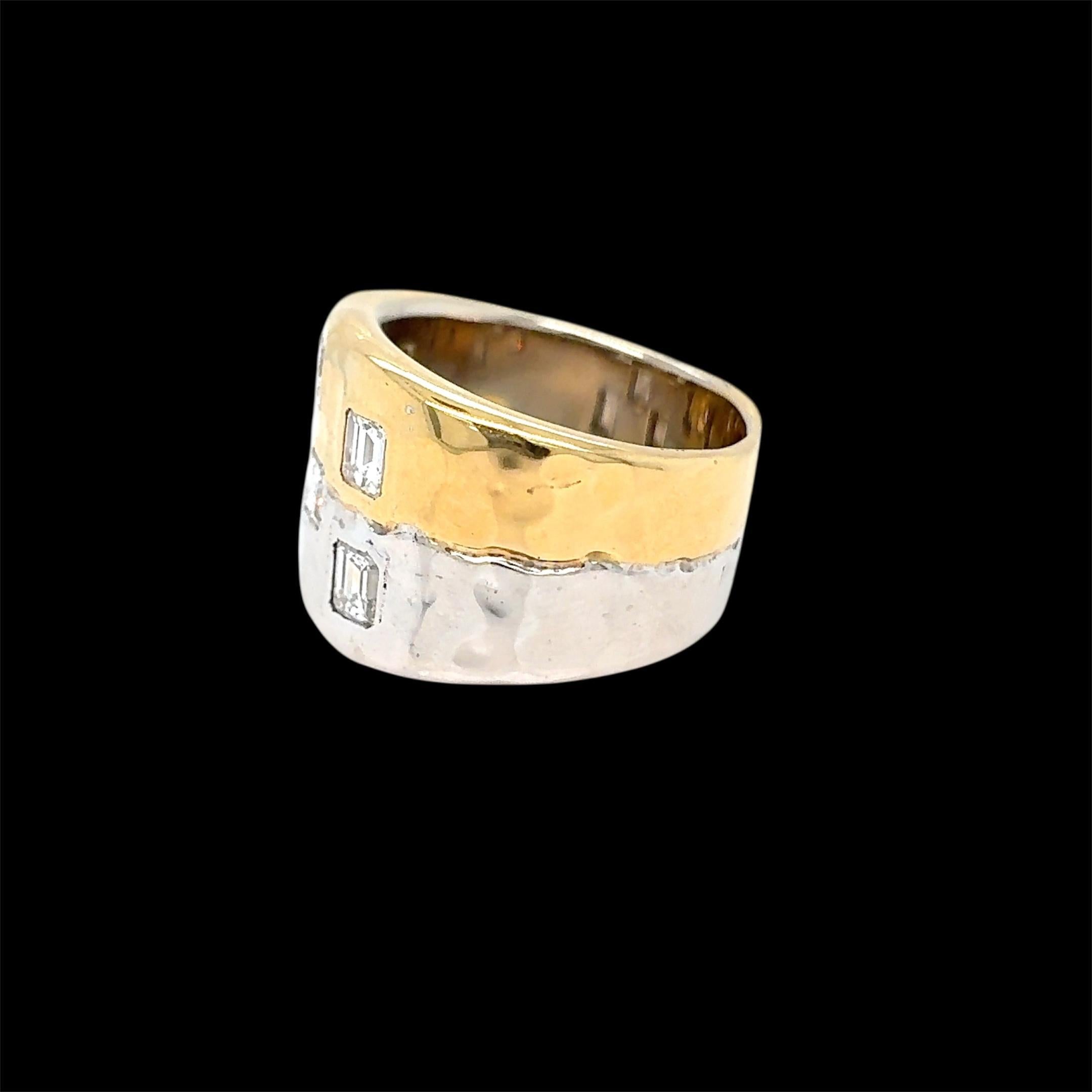 Anello a fascia larga in oro giallo e bianco 18 kt firmato dalla prestigiosa azienda italiana Faraone Gioielli. Incastonati in un ordine indefinito, 7 scintillanti diamanti taglio smeraldo (colore E - purezza VVS/IF) con un peso medio di 0,30 ct