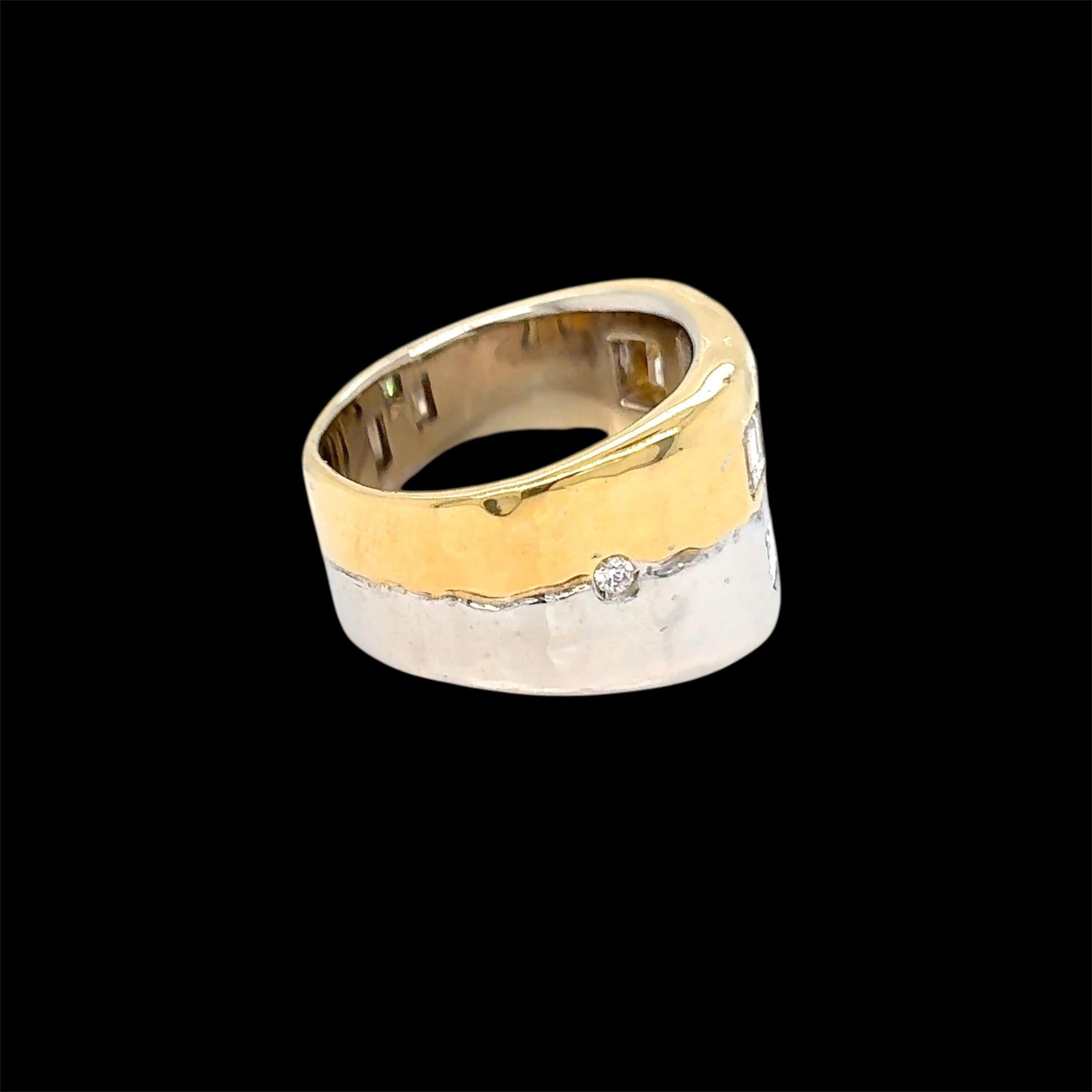 Moderno Faraone Italia Anello in oro giallo e bianco con diamante taglio smeraldo in vendita