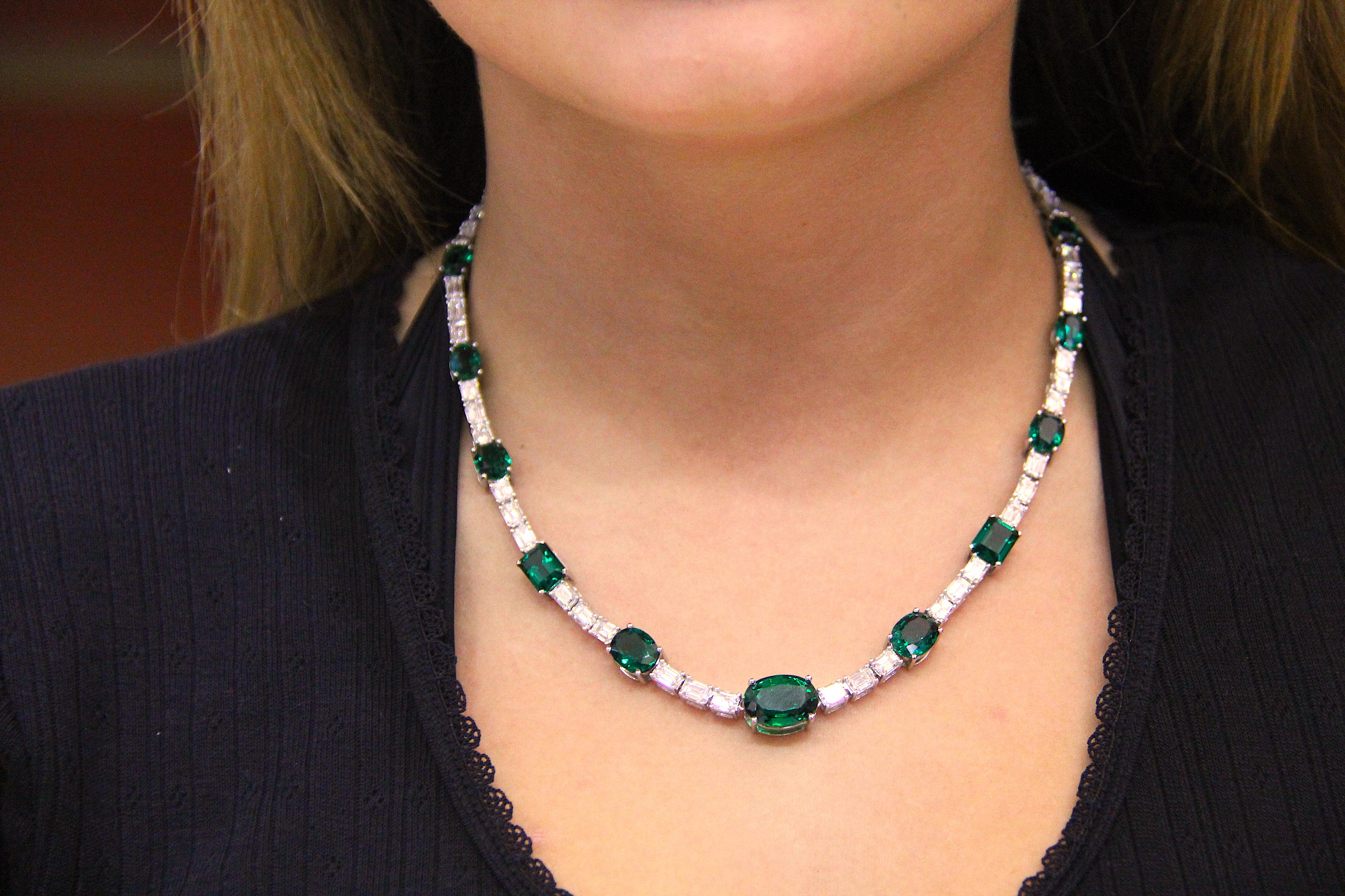 White Gold Emerald Cut Diamonds Synthetic Deep Vivid Green Emeralds Necklace  In New Condition For Sale In Antwerpen, BE