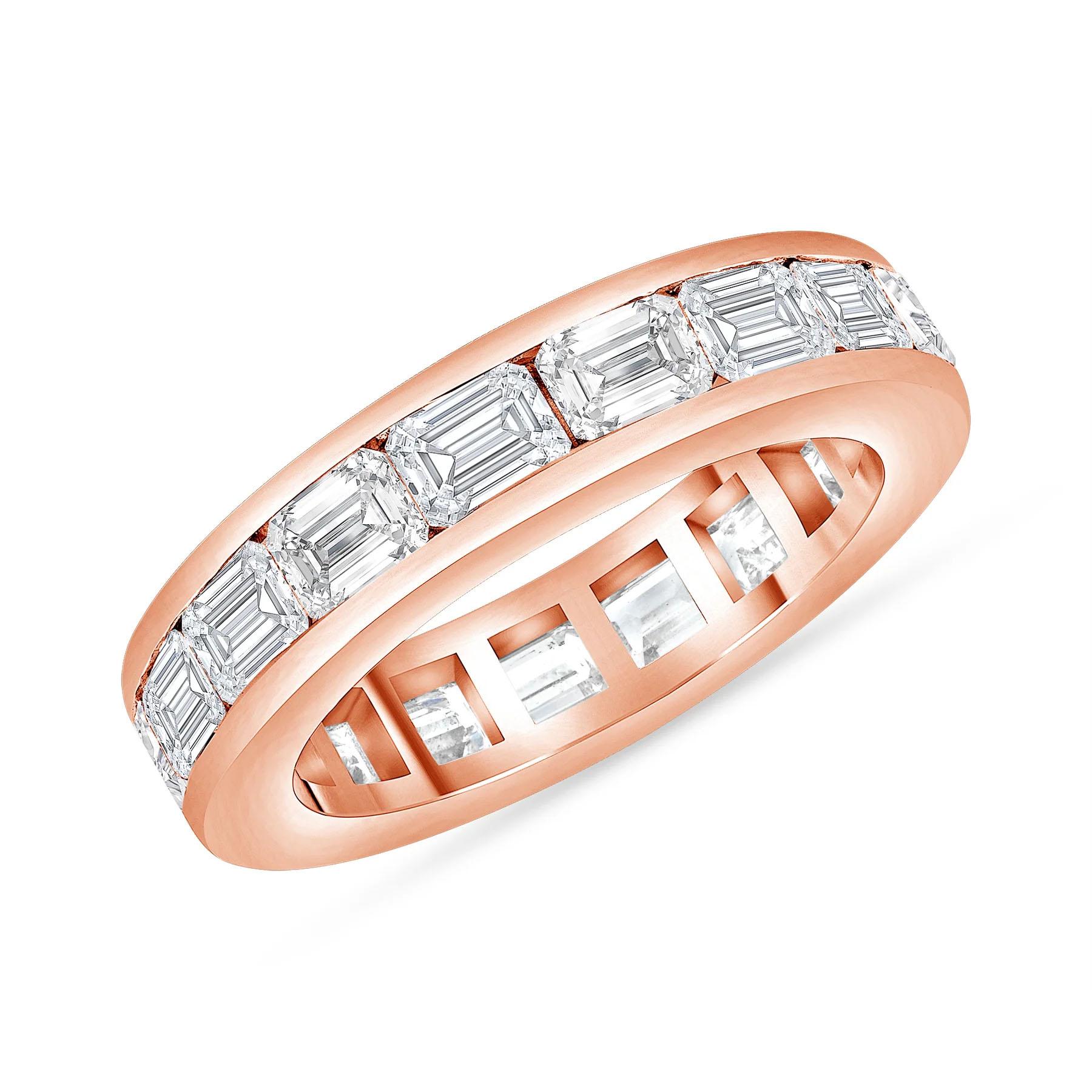 Im Angebot: Bandring mit Diamanten im Smaragdschliff aus 14 Karat Gold mit Kanalfassung () 2