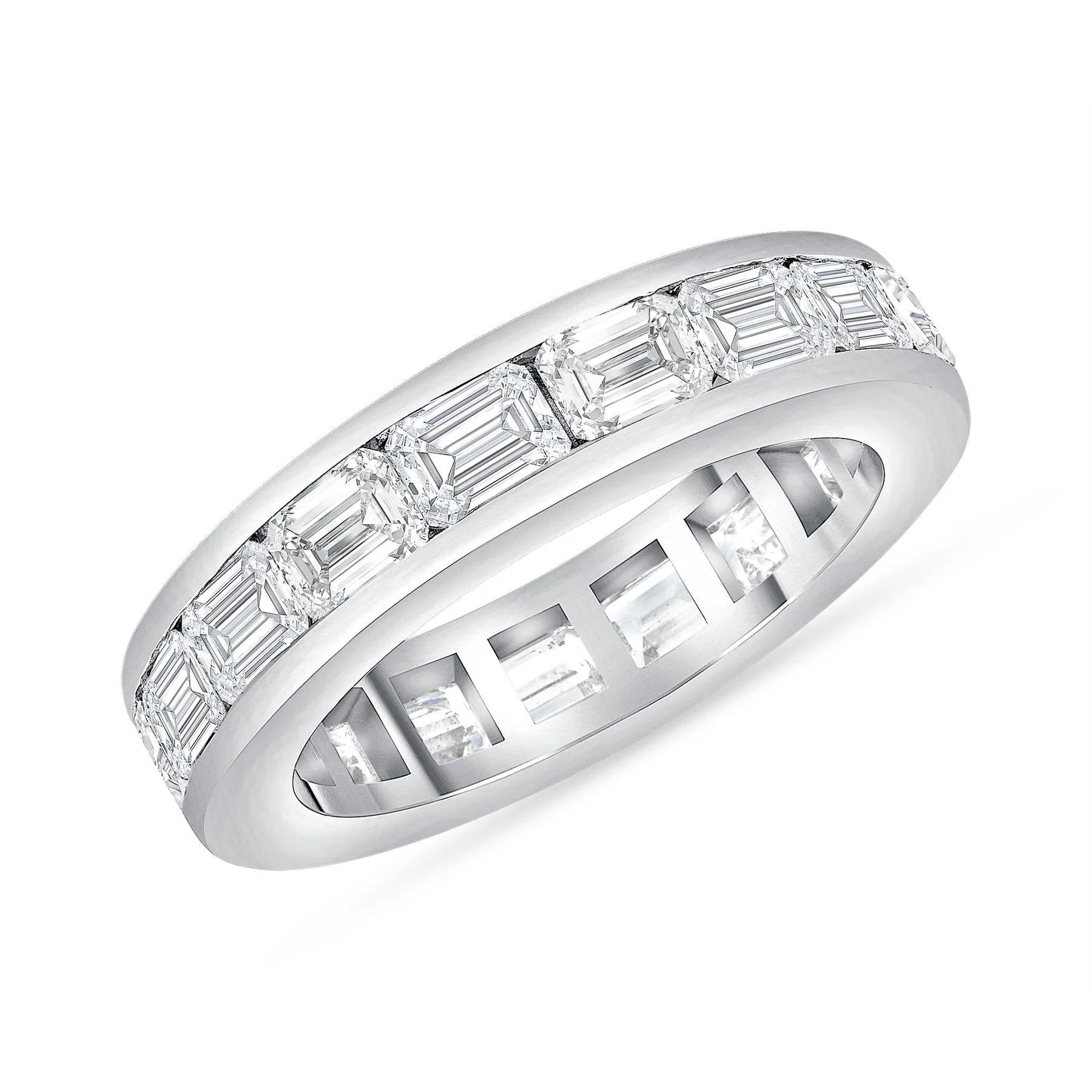 Im Angebot: Bandring mit Diamanten im Smaragdschliff aus 14 Karat Gold mit Kanalfassung () 3