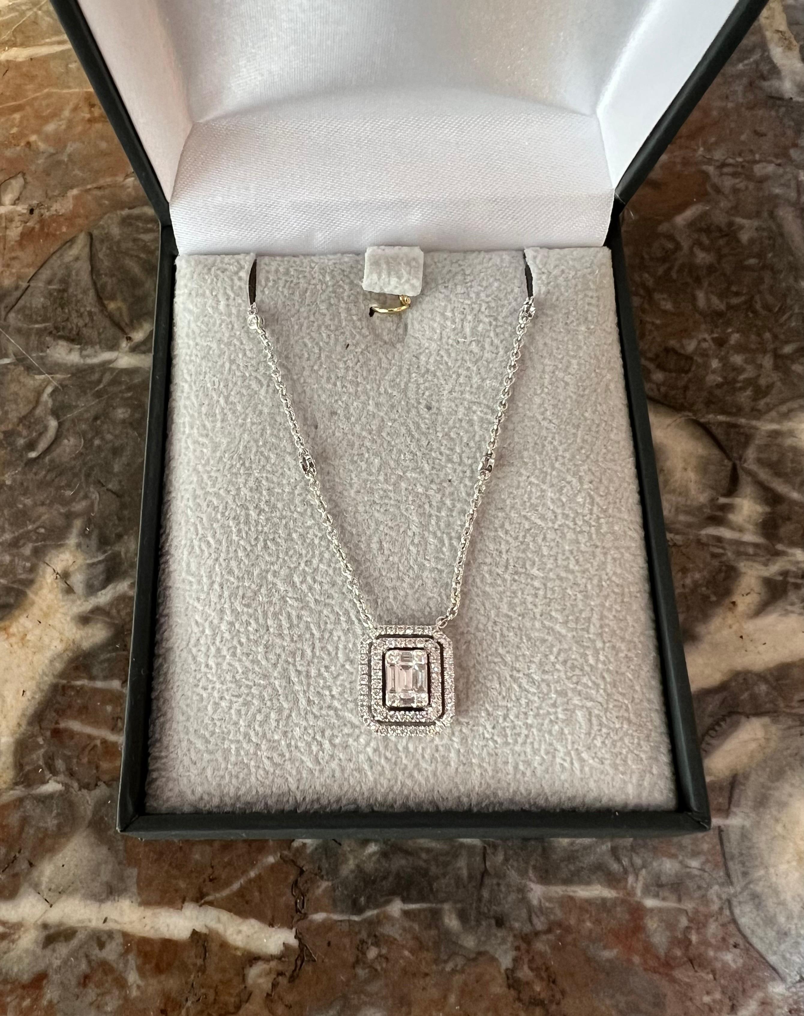 Emerald Cut Effect Diamonds 18 Carat White Gold Necklace In Excellent Condition For Sale In Paris, FR