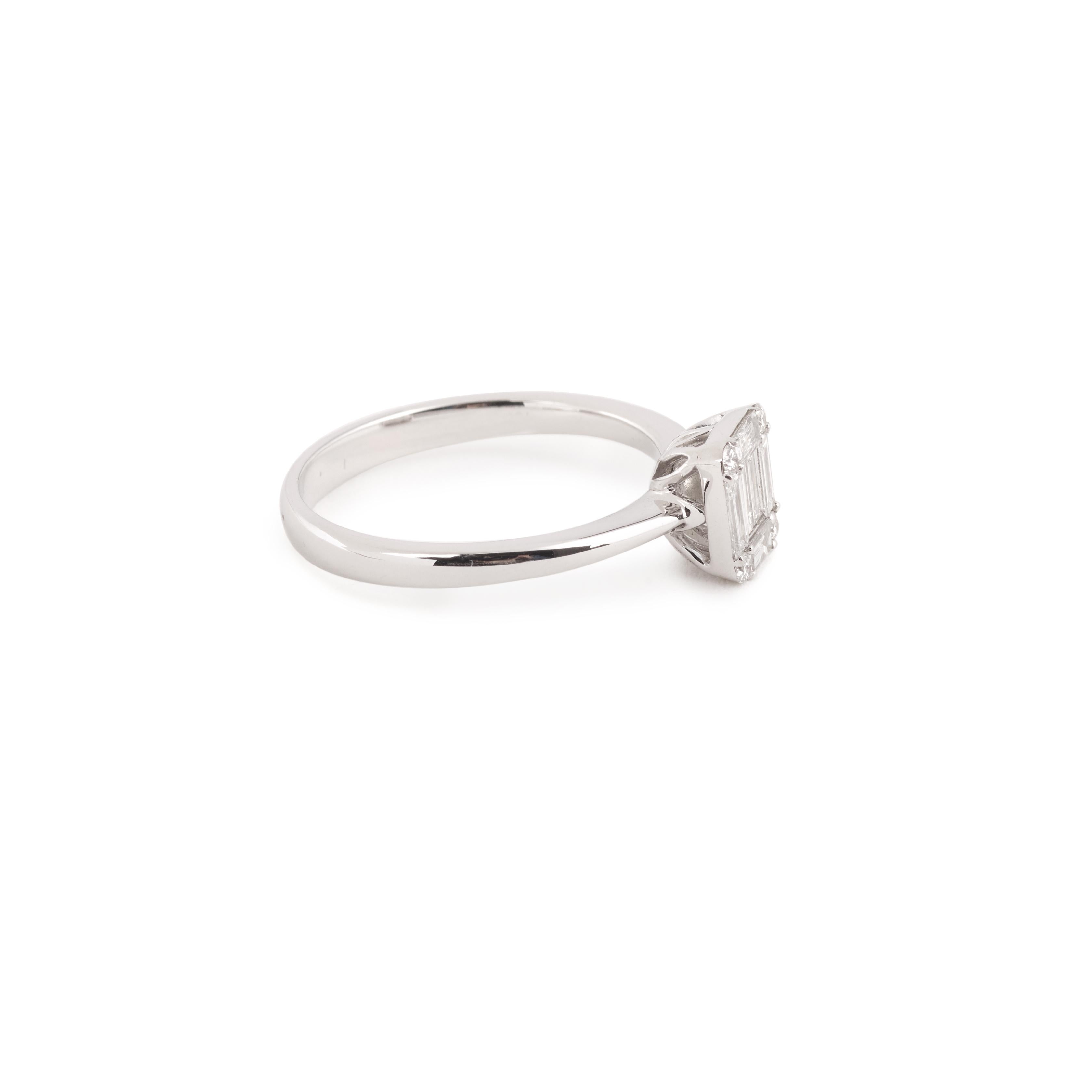 Emerald cut effect ring in white gold set with baguette and brilliant-cut diamonds.

Total diamond weight: 0.40 carats

Dimensions: 7.22 × 6.55 × 5.5 mm ( 0.28 X 0.25 X 0.22 inches)

Finger size: 53 (US size: 6.5)

18 karat white gold,