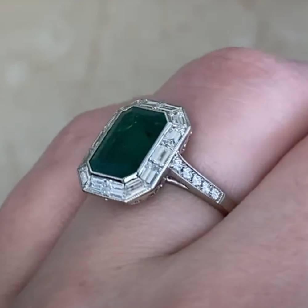 Taille émeraude Bague à grappes d'émeraudes et de diamants (GIA environ 2,50 carats), platine en vente