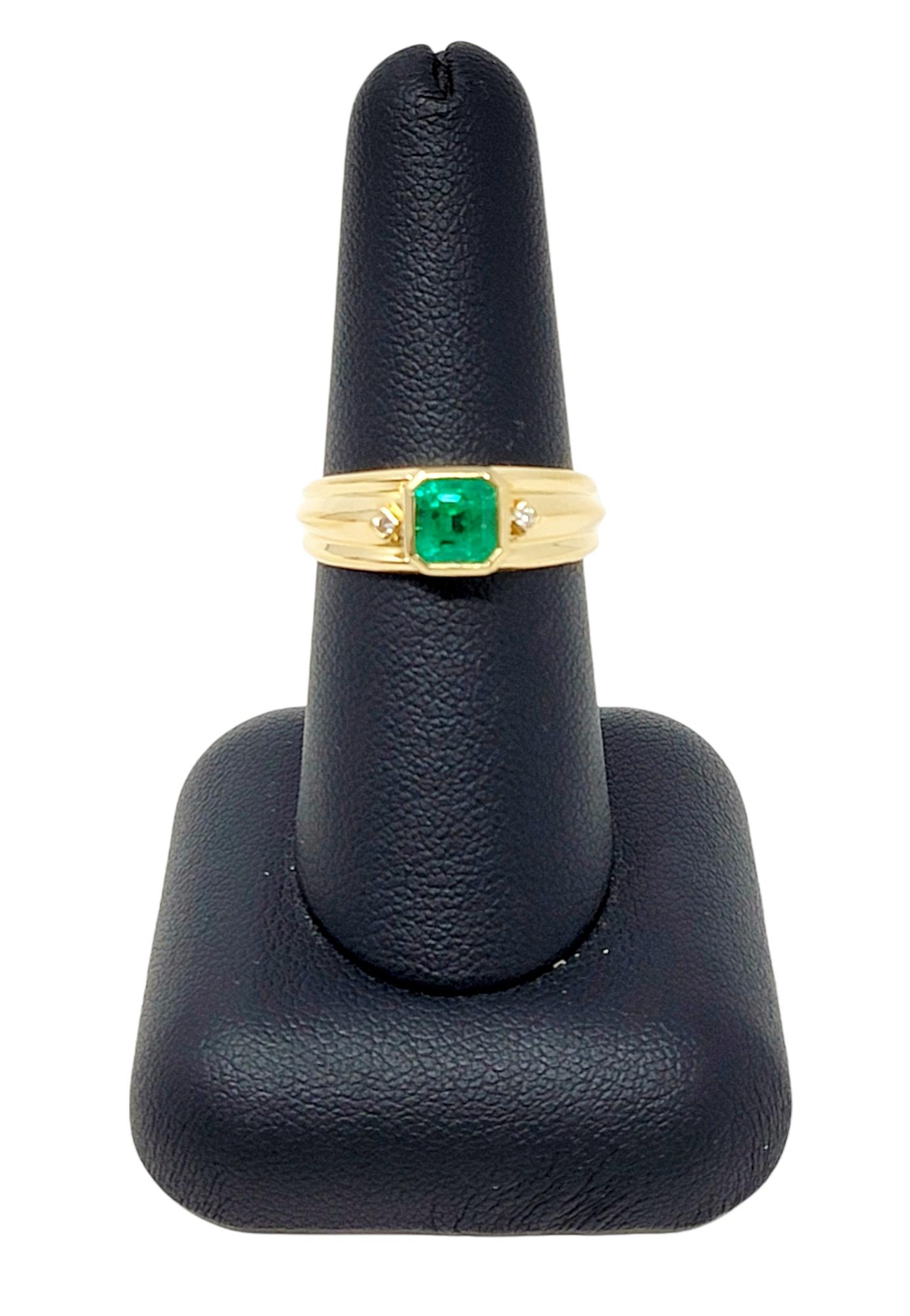 Anillo de oro amarillo de 18 quilates con banda estriada de esmeraldas y diamantes talla esmeralda 4