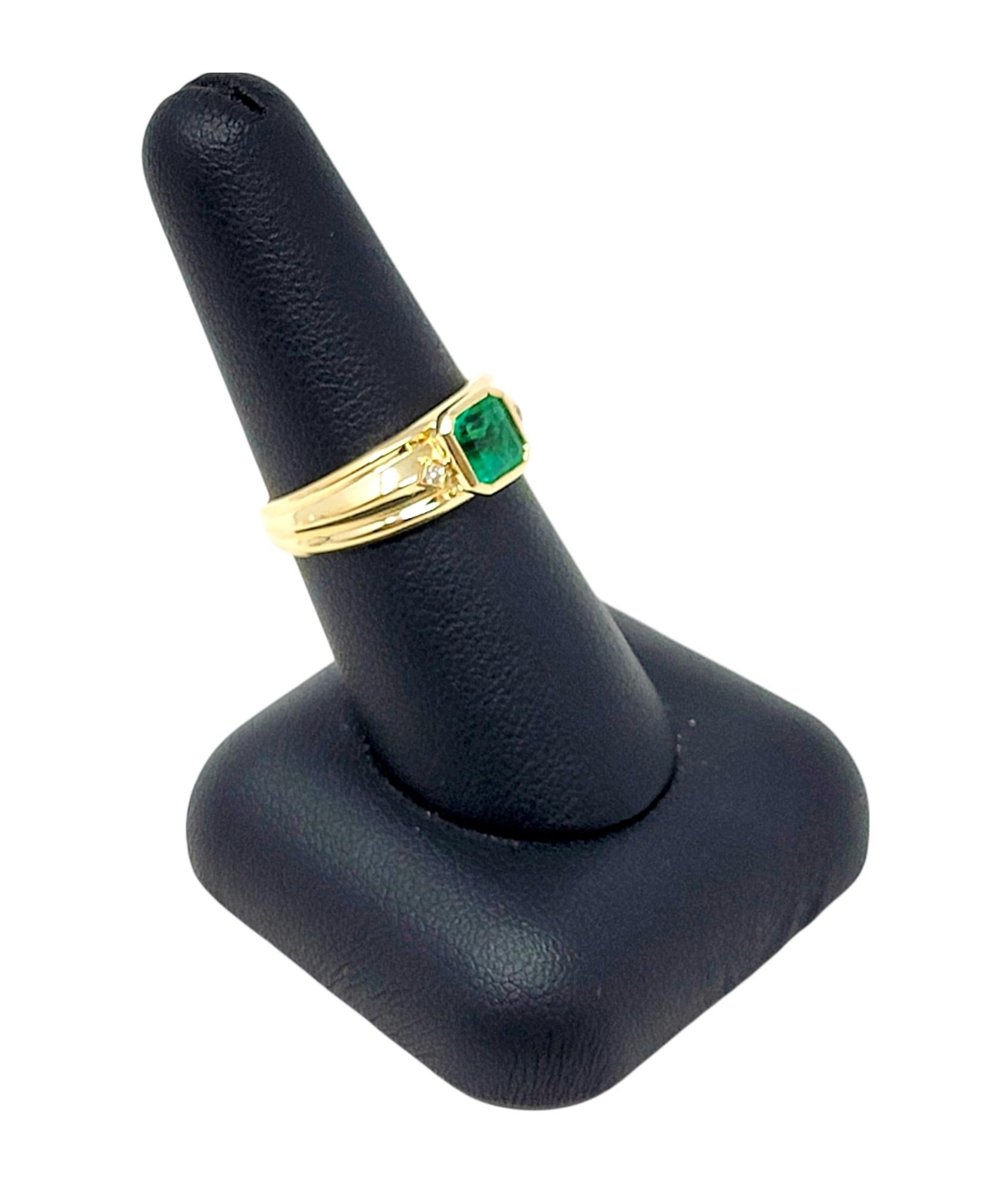 Emerald Cut Emerald and Diamond Ridged Band Ring in 18 Karat Yellow Gold For Sale 5