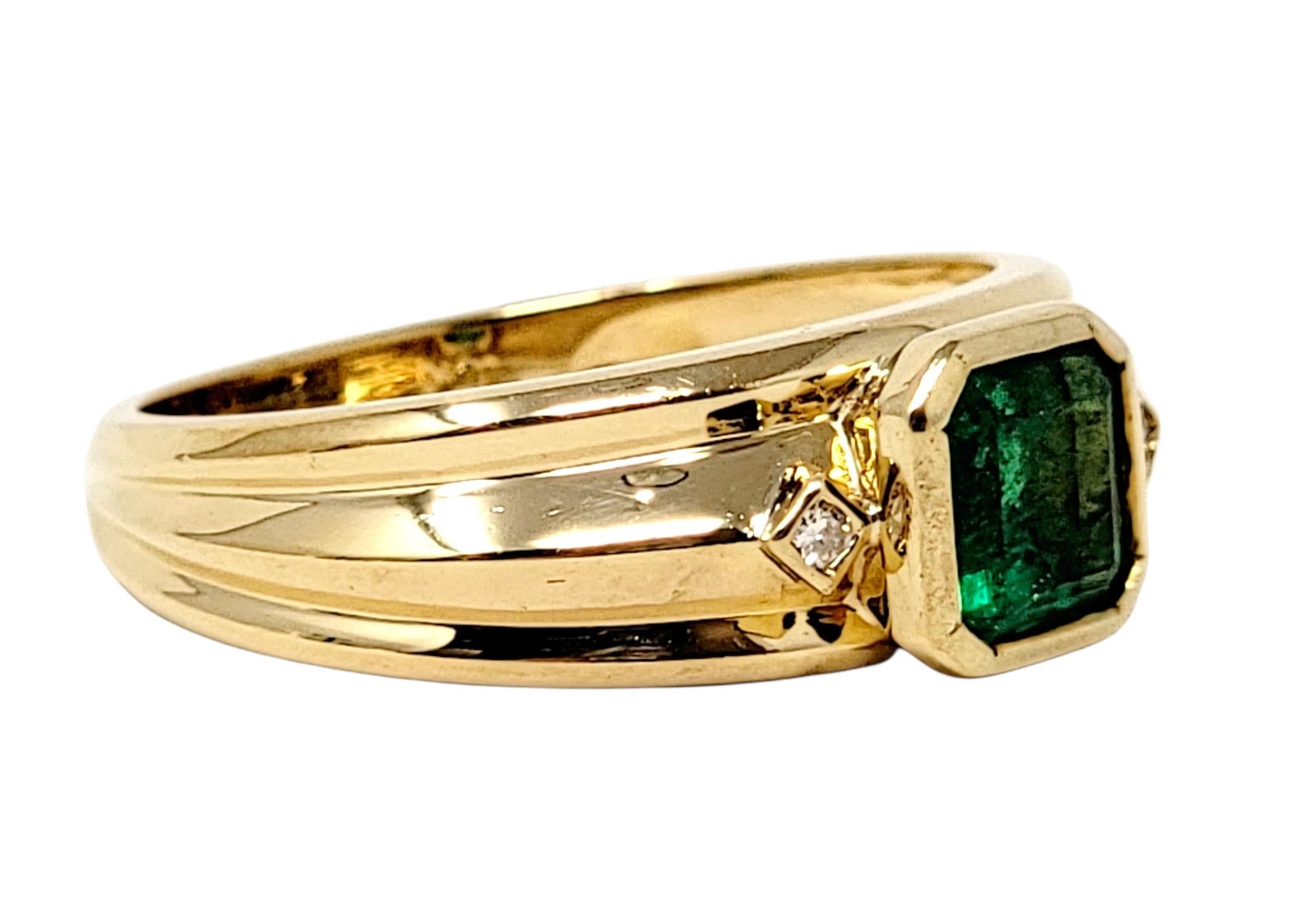 Emerald Cut Emerald and Diamond Ridged Band Ring in 18 Karat Yellow Gold In Good Condition For Sale In Scottsdale, AZ