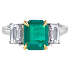 Anello con smeraldo e diamanti in oro giallo e bianco 18 carati, Colombia.