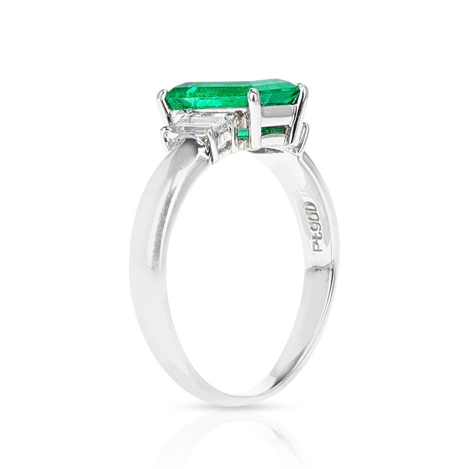 A 1,41 ct. Smaragd-Schliff und 0,30 ct. Diamant-Drei-Stein-Verlobungsring aus Platin. Die Ringgröße ist US 6.25. Das Gesamtgewicht des Rings beträgt 4.5 Gramm. 
