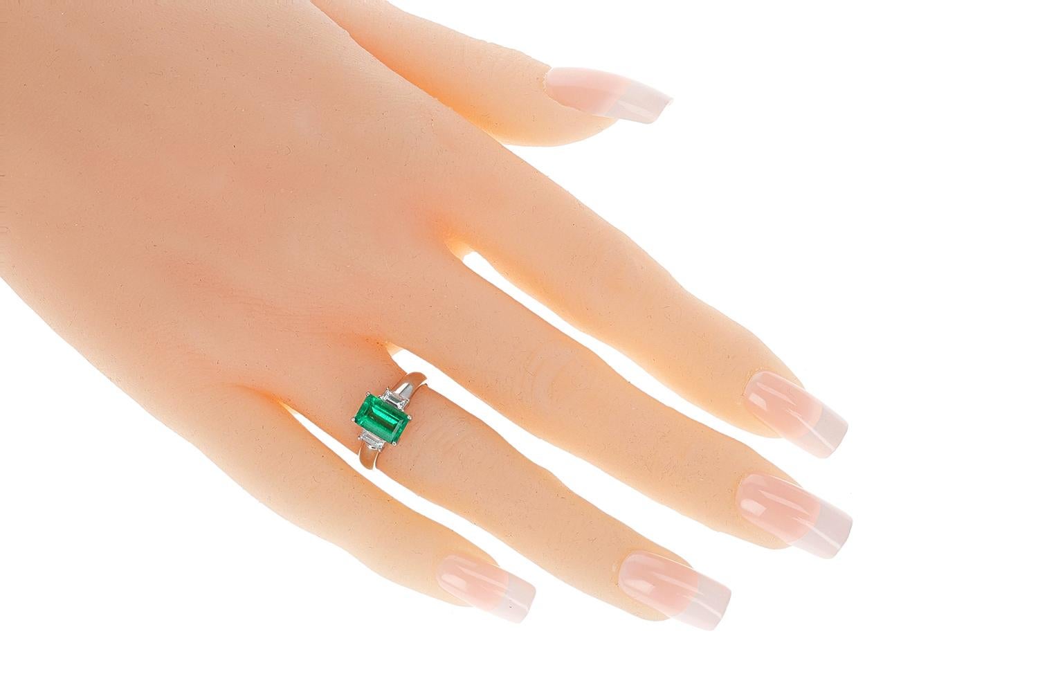 Verlobungsring aus Platin mit Smaragd und Diamant im Smaragdschliff und drei Steinen im Zustand „Hervorragend“ im Angebot in New York, NY