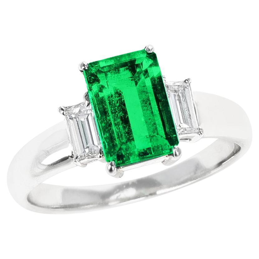 Verlobungsring aus Platin mit Smaragd und Diamant im Smaragdschliff und drei Steinen