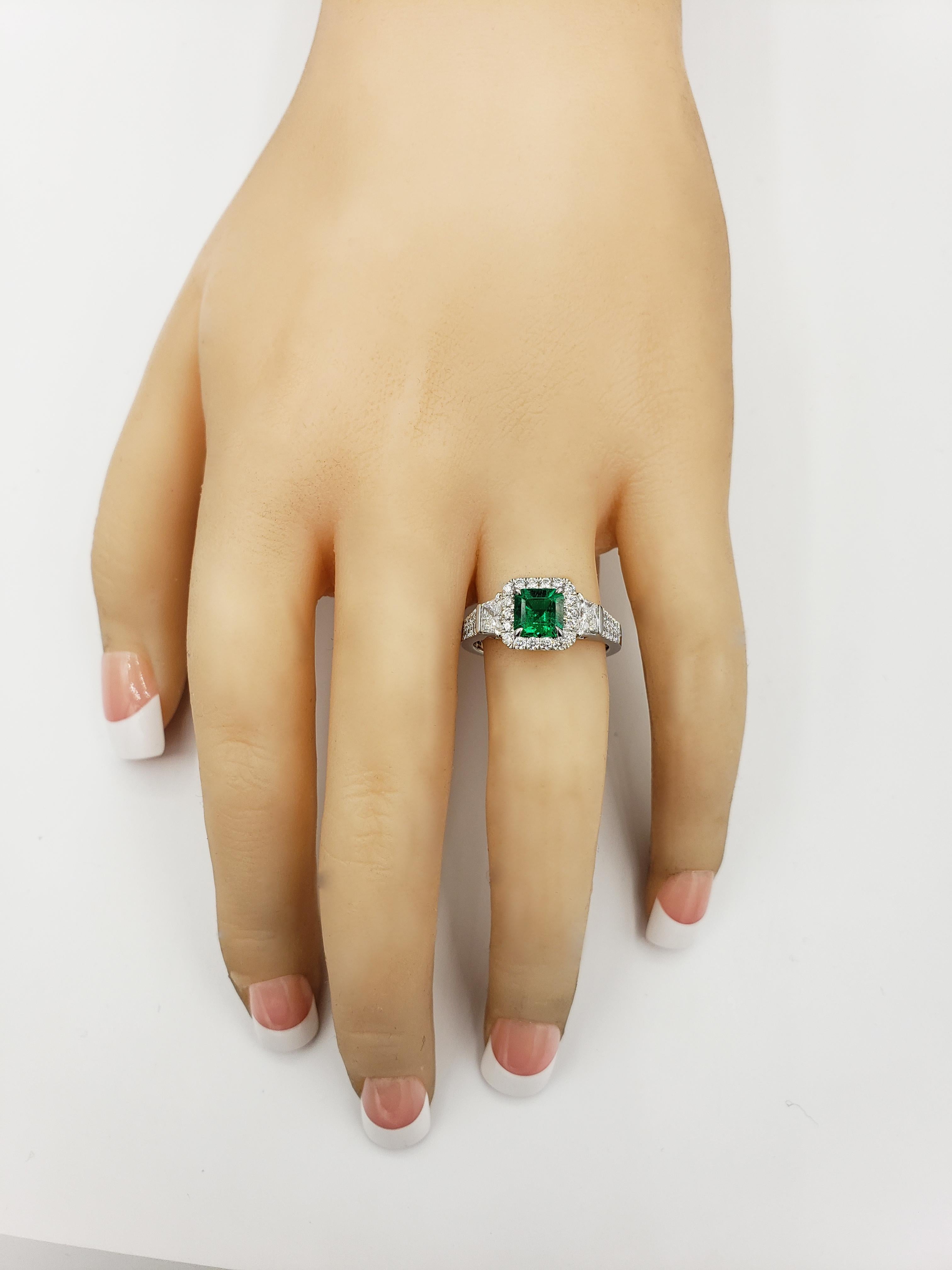 Emerald Cut Emerald and Diamond Three-Stone Halo Engagement Ring (Zeitgenössisch)