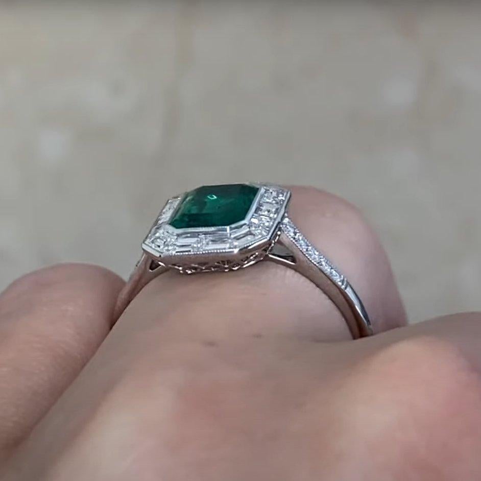 Anillo Halo de Esmeralda y Diamantes (Aprox. 1,20 quilates), Platino en Excelente estado para la venta en New York, NY