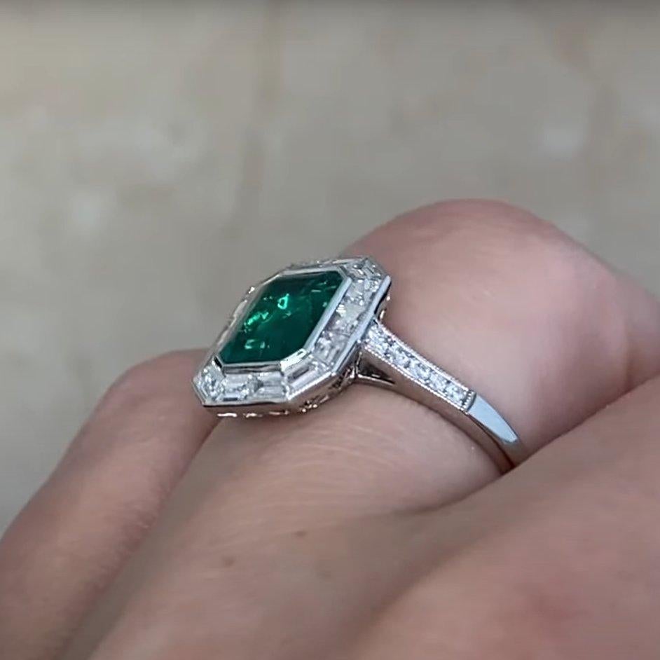 De las mujeres Anillo Halo de Esmeralda y Diamantes (Aprox. 1,20 quilates), Platino en venta