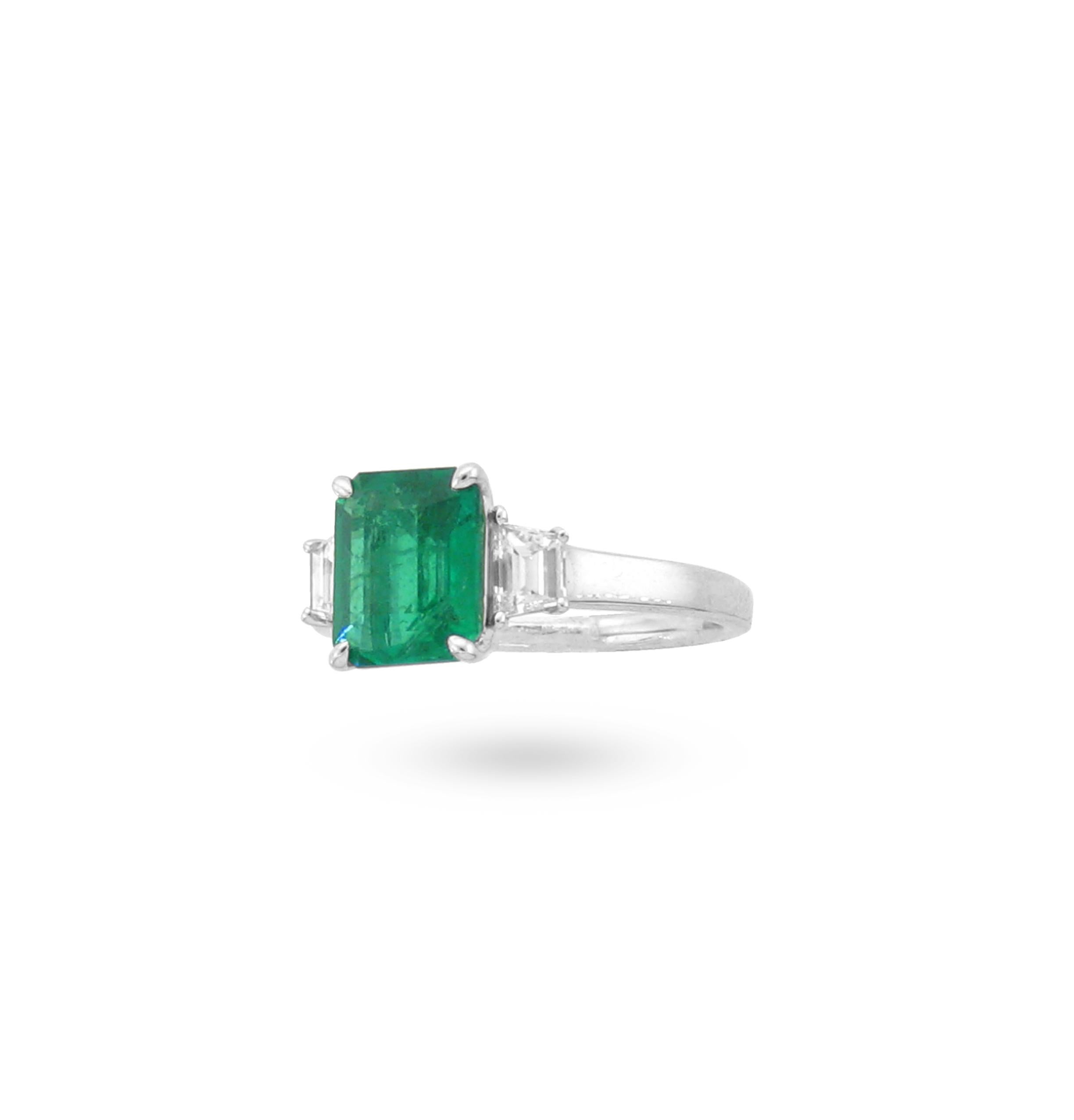 3 Stone Emerald Ring

Emerald Cut Emerald - 2.47ct
Trapezoid Diamonds - .60ct
Ring Metal - 18kwg