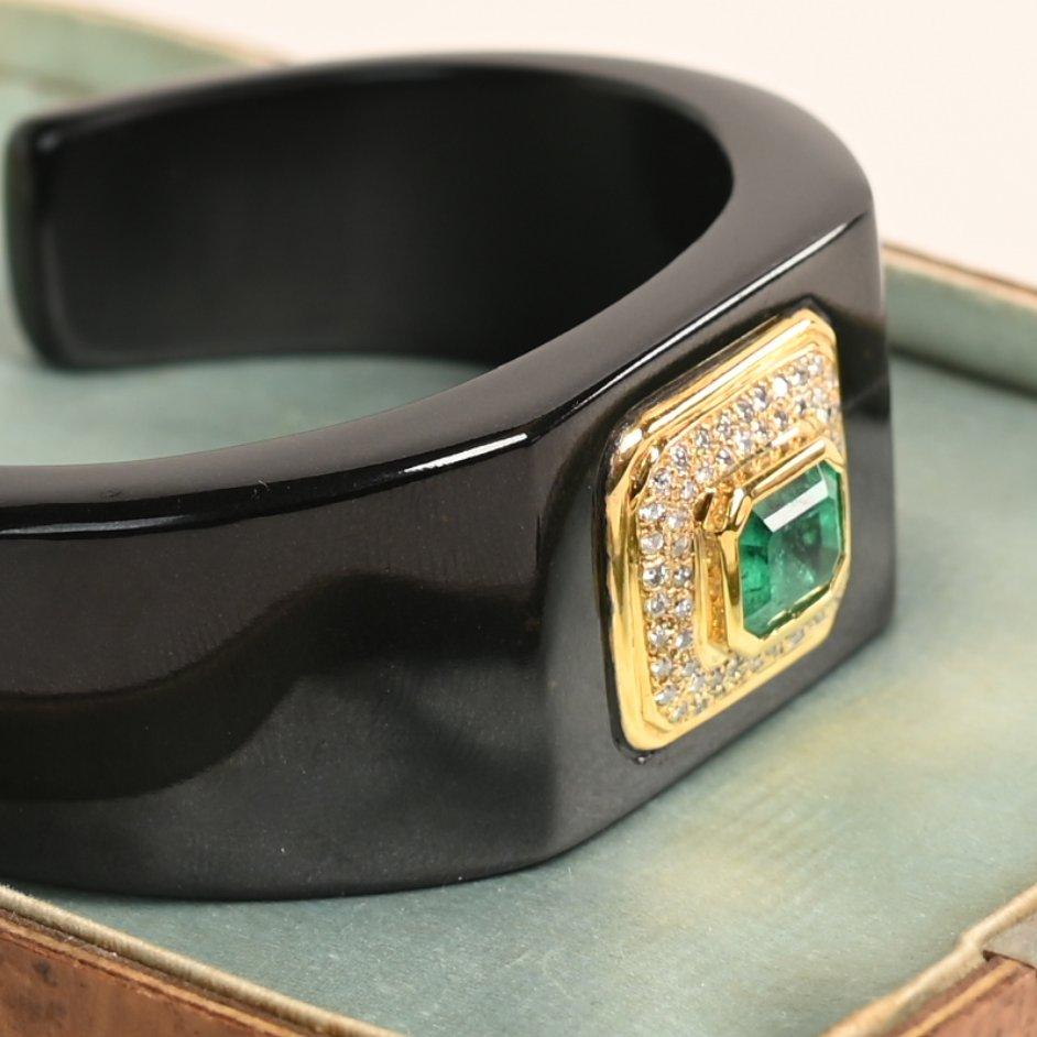 Emerald Cut Emerald (Approx 0.80-Carats) and Diamonds Black Jade Bangle In Excellent Condition For Sale In New York, NY