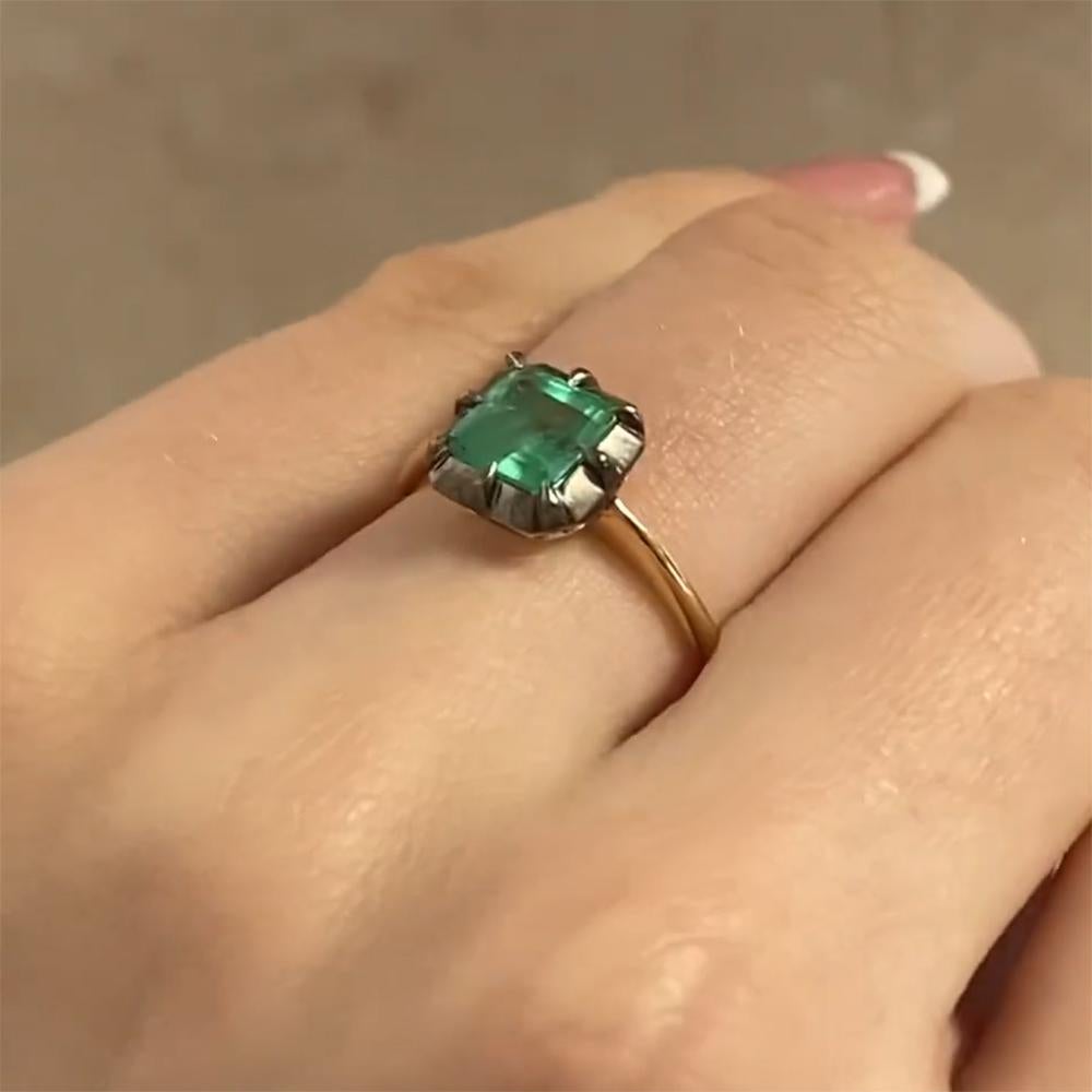 Smaragdschliff Smaragd (ca. 1,00 Karat) Ring mit Zackenbesatz, 18k Gelbgold im Zustand „Hervorragend“ im Angebot in New York, NY