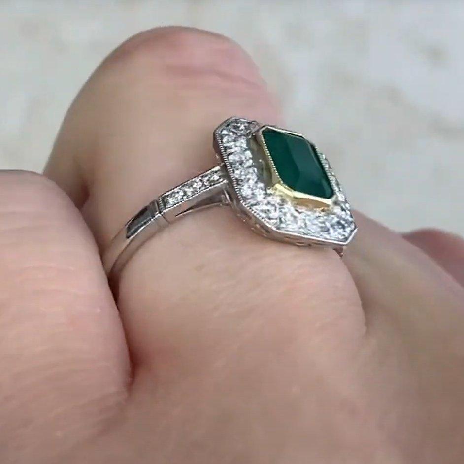 Verlobungsring mit Smaragd im Smaragdschliff ( ca. 1,00 Karat) Verlobungs Halo-Ring, Platin im Zustand „Hervorragend“ im Angebot in New York, NY