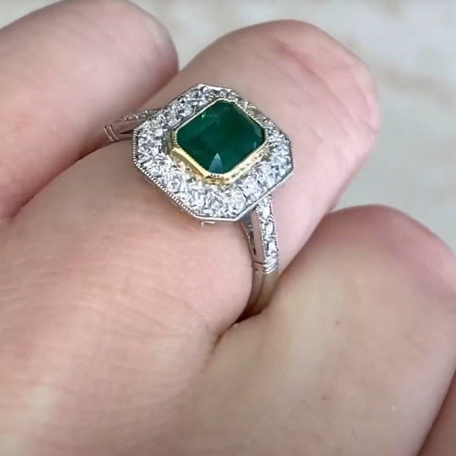 Verlobungsring mit Smaragd im Smaragdschliff ( ca. 1,00 Karat) Verlobungs Halo-Ring, Platin im Angebot 1