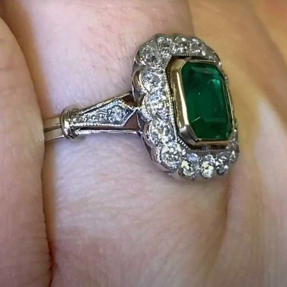 Verlobungsring mit Smaragd im Smaragdschliff ( ca. 1.10 Karat) Verlobungs Halo-Ring, Platin im Zustand „Hervorragend“ im Angebot in New York, NY