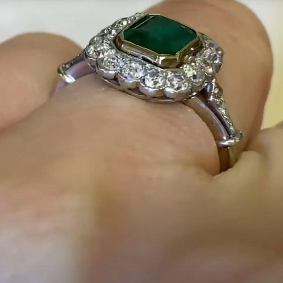 Verlobungsring mit Smaragd im Smaragdschliff ( ca. 1.10 Karat) Verlobungs Halo-Ring, Platin Damen im Angebot