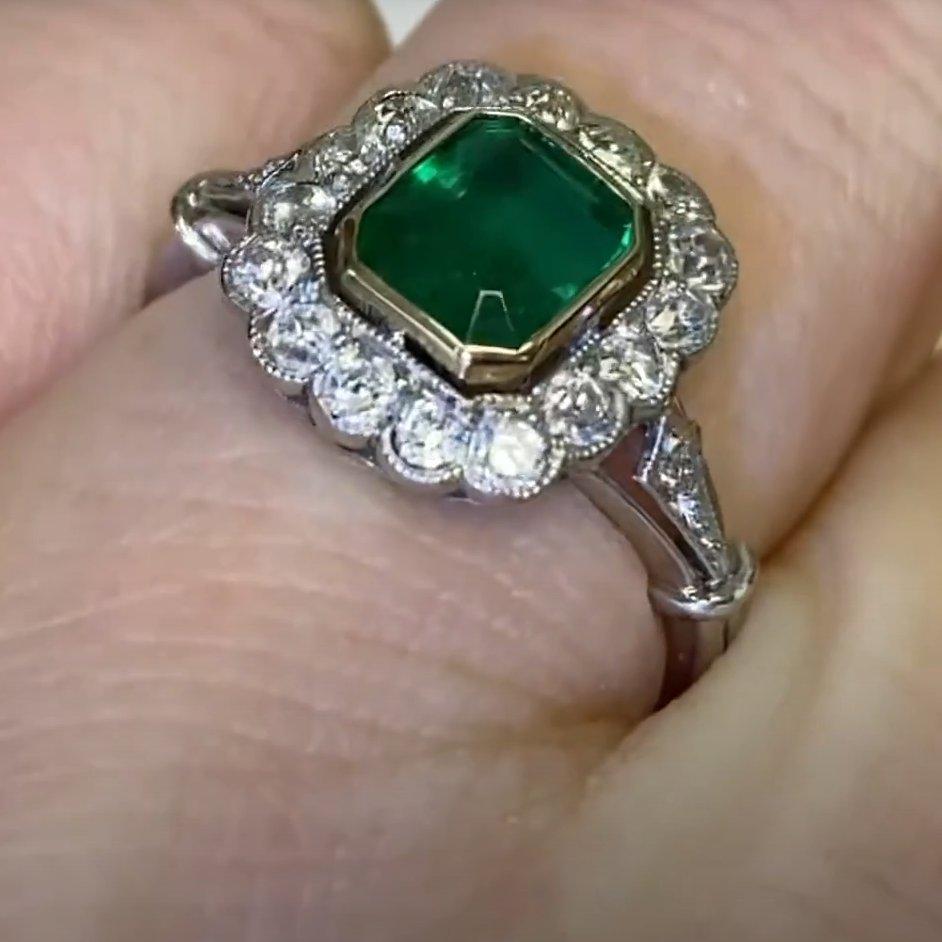 Verlobungsring mit Smaragd im Smaragdschliff ( ca. 1.10 Karat) Verlobungs Halo-Ring, Platin im Angebot 1
