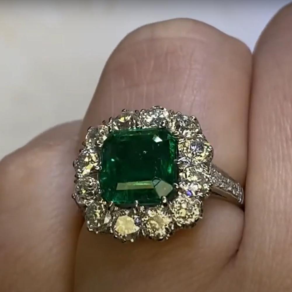 Anillo con halo de diamantes de compromiso talla esmeralda (aprox. 2,40 quilates), platino en Excelente estado para la venta en New York, NY