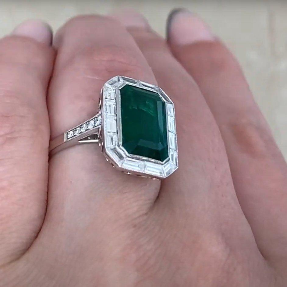 Taglio smeraldo Smeraldo taglio smeraldo (circa 5,60 carati) con diamante rotondo (circa 1,50 carati) in vendita
