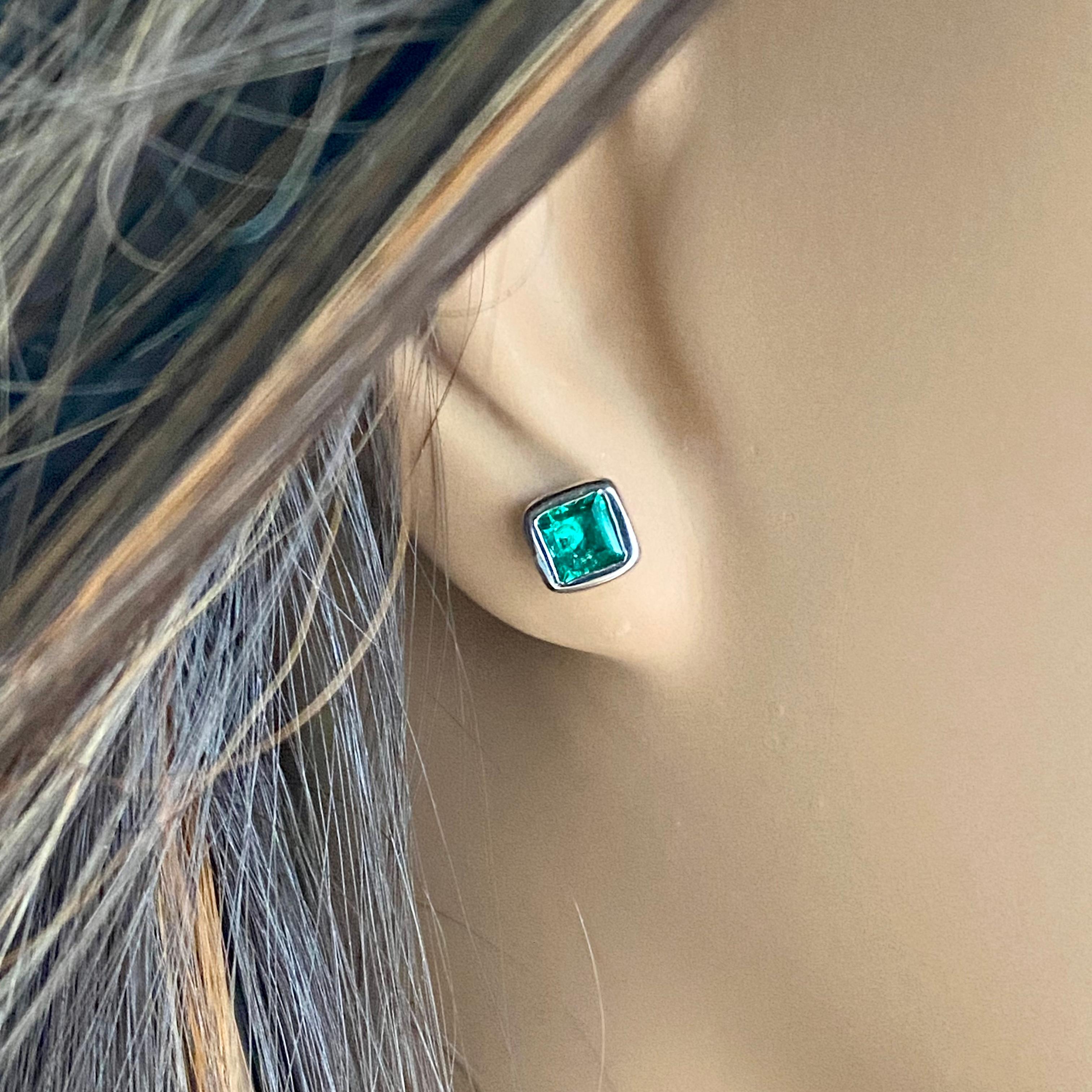 Contemporary Emerald Cut Emerald 0.75 Carat Bezel Set White Gold Stud Earrings 
