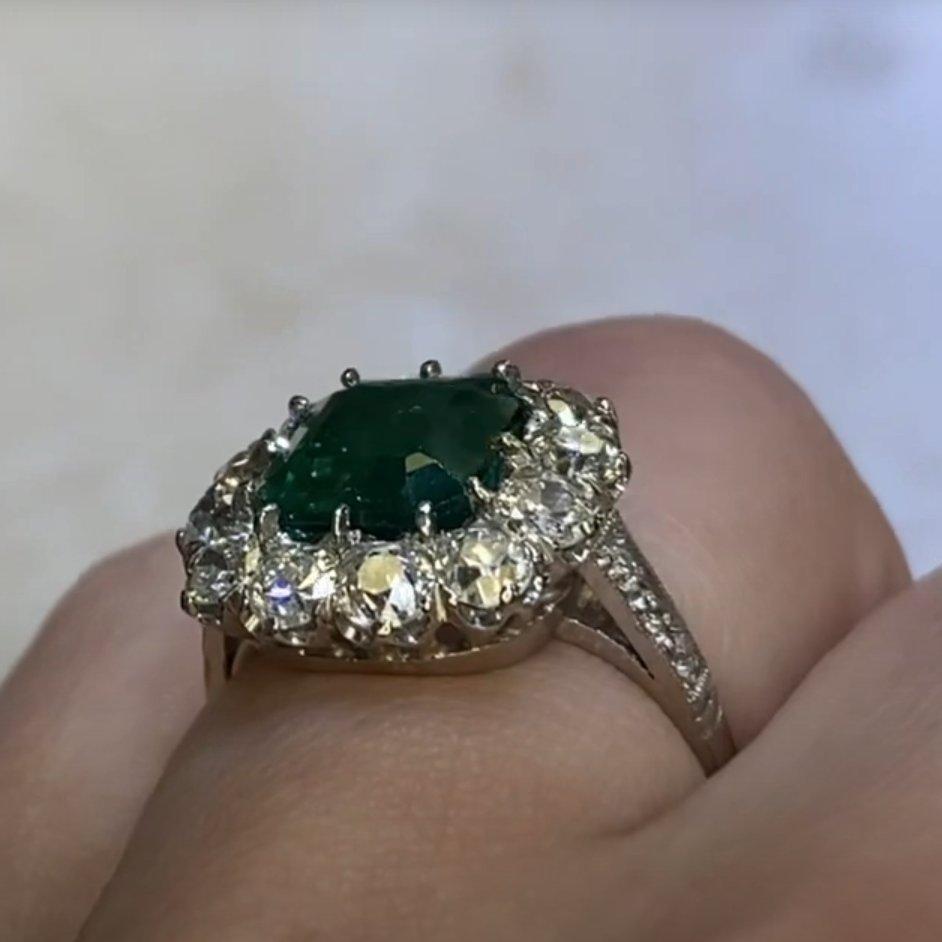 Verlobungsring mit Smaragdschliff und Smaragd im Smaragdschliff und Diamant-Halo ( ca. 2,40 Karat), Platin Damen im Angebot