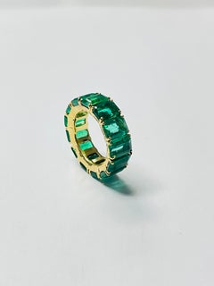 Fascia per l'eternità in oro giallo 18 carati con smeraldo.