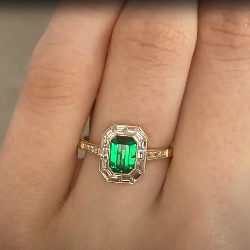 Smaragdschliff Smaragd Halo (ca. 0,80 Karat) mit Diamantring, 18k Gelbgold (Art déco) im Angebot