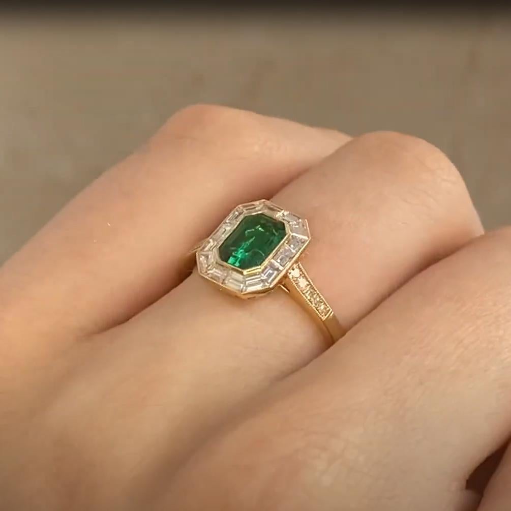 Smaragdschliff Smaragd Halo (ca. 0,80 Karat) mit Diamantring, 18k Gelbgold im Zustand „Hervorragend“ im Angebot in New York, NY