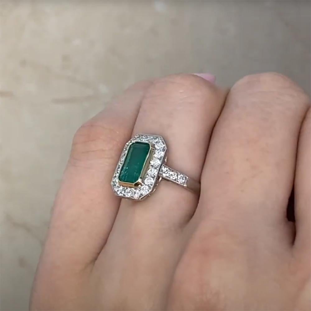 Anillo halo de diamantes talla esmeralda (aprox. 1,40 quilates), platino en Excelente estado para la venta en New York, NY
