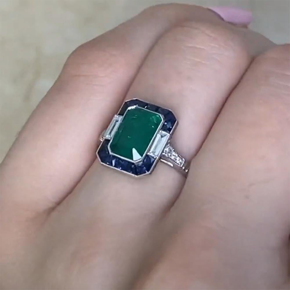 Art Déco Anello con smeraldo taglio aureola (circa 1,80 carati) e zaffiro-diamante, platino in vendita