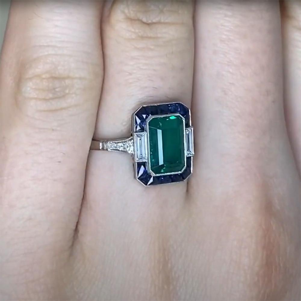 Taglio smeraldo Anello con smeraldo taglio aureola (circa 1,80 carati) e zaffiro-diamante, platino in vendita