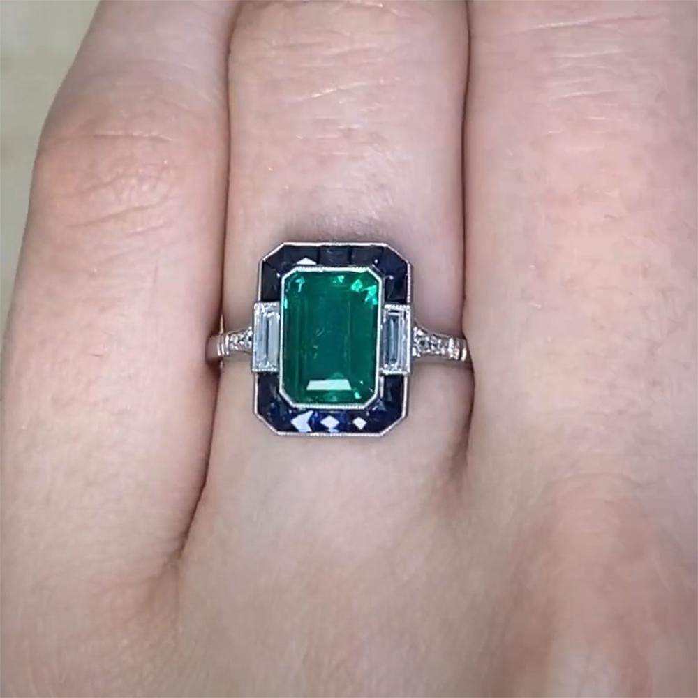 Anello con smeraldo taglio aureola (circa 1,80 carati) e zaffiro-diamante, platino In condizioni ottime in vendita a New York, NY