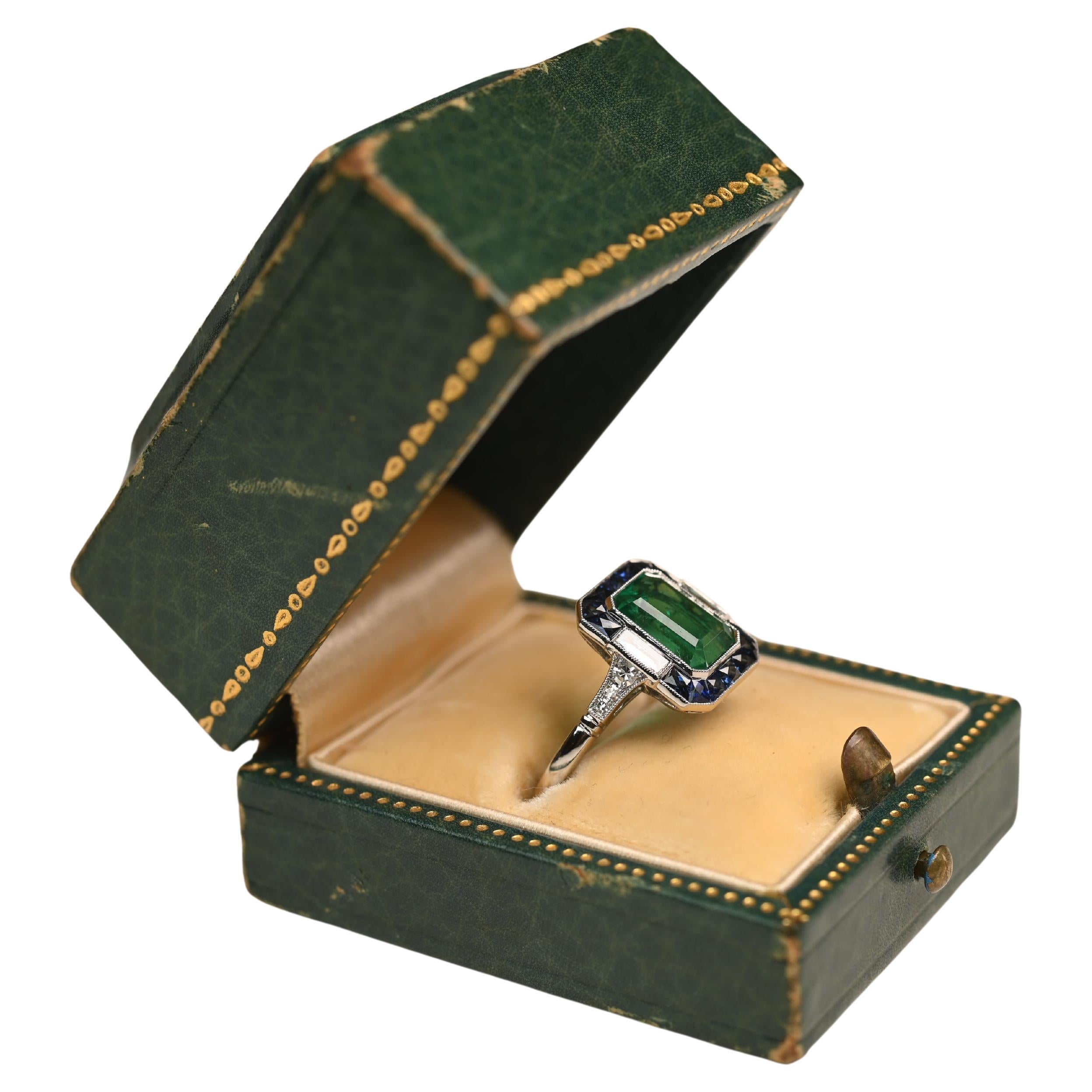 Bague en platine avec halo d'émeraudes (environ 1,80 carats) et saphirs et diamants