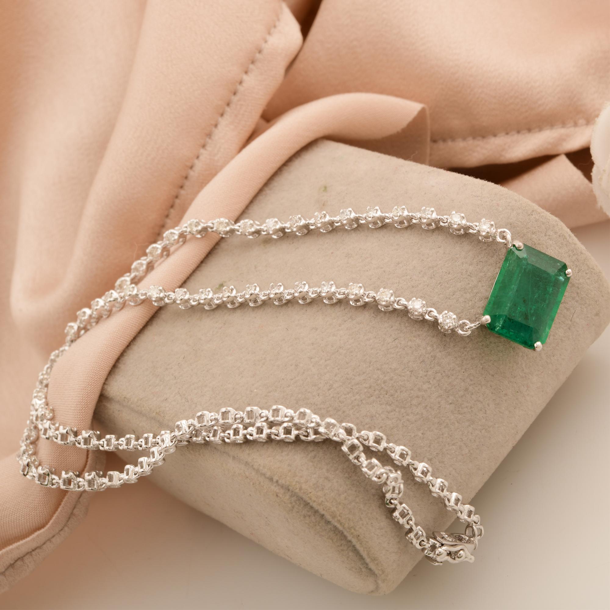 Modern 14 Carat White Gold Emerald Cut Emerald Pendant Necklace with Diamonds For Sale