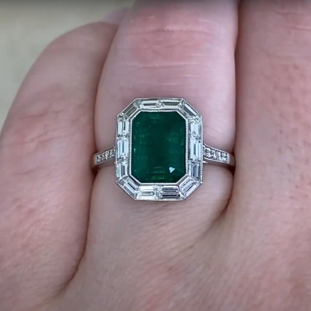 Anillo en racimo de esmeraldas y diamantes talla esmeralda (GIA aprox. 2,50 quilates), platino en Excelente estado para la venta en New York, NY