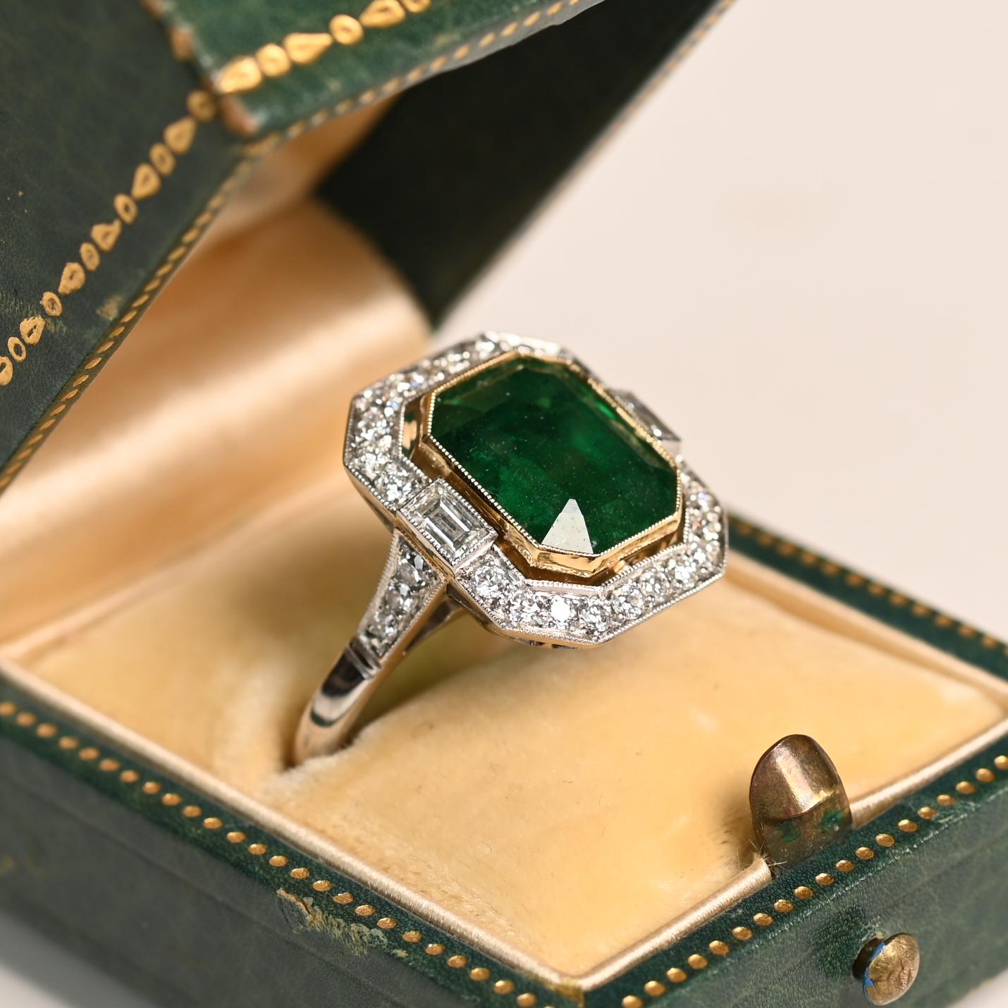 Este exquisito anillo se centra en una esmeralda natural talla esmeralda, certificada por el GIA, de un peso aproximado de 4,90 quilates. Su vivo tono verde se exhibe bellamente en un cálido engaste de bisel de oro amarillo de 18 quilates, que atrae