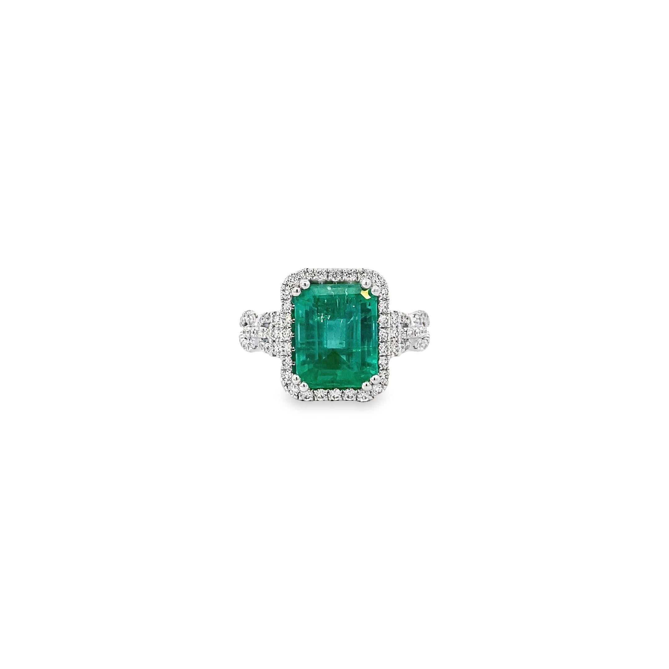 Maurice Fine Jewelry - Emerald Cut Emerald Ring and Diamonds In New Condition For Sale In New York, NY