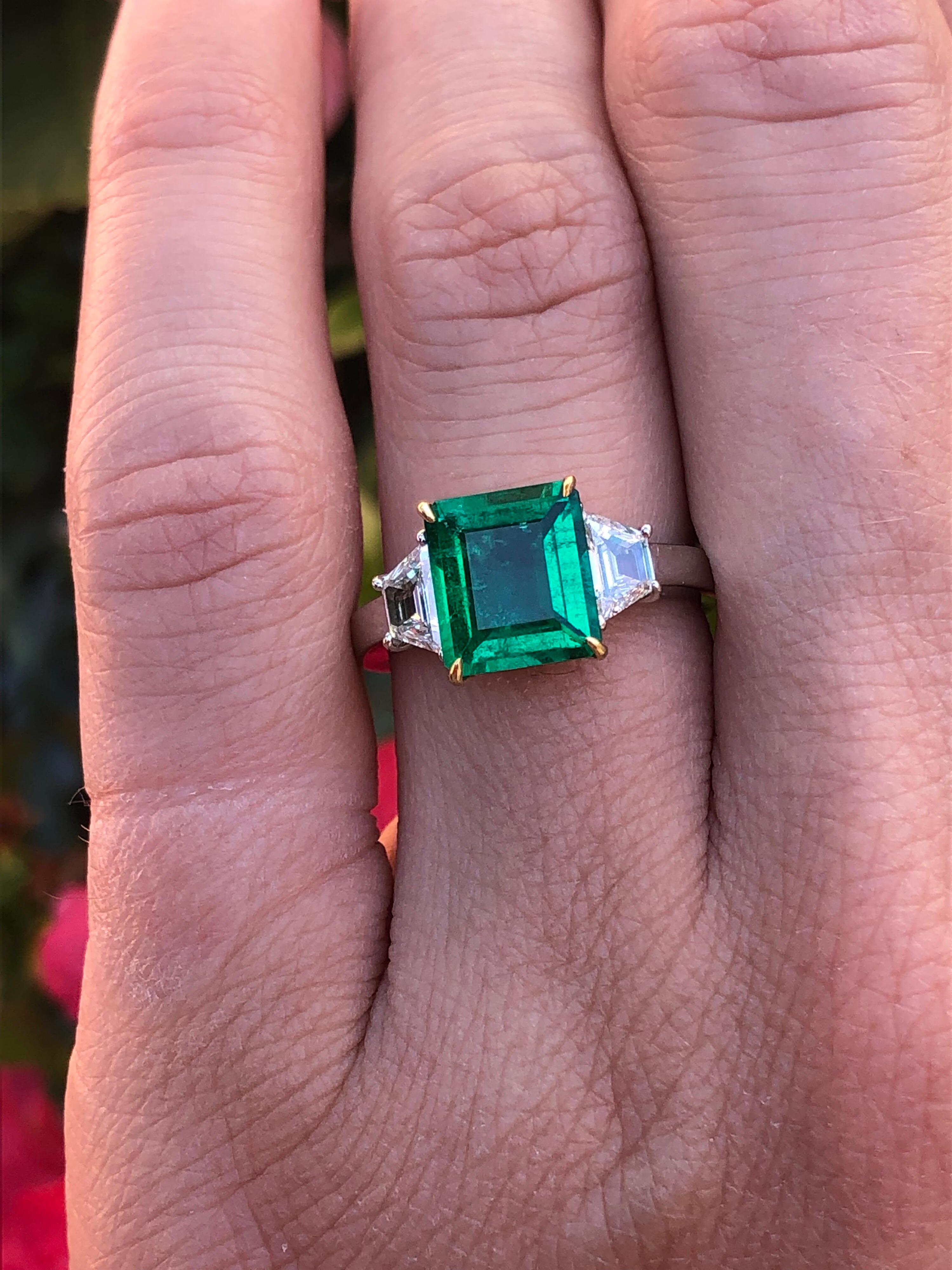 Modern Colombian Emerald Ring Emerald Cut 1.85 Carats AGL Certified Insignificant Oil