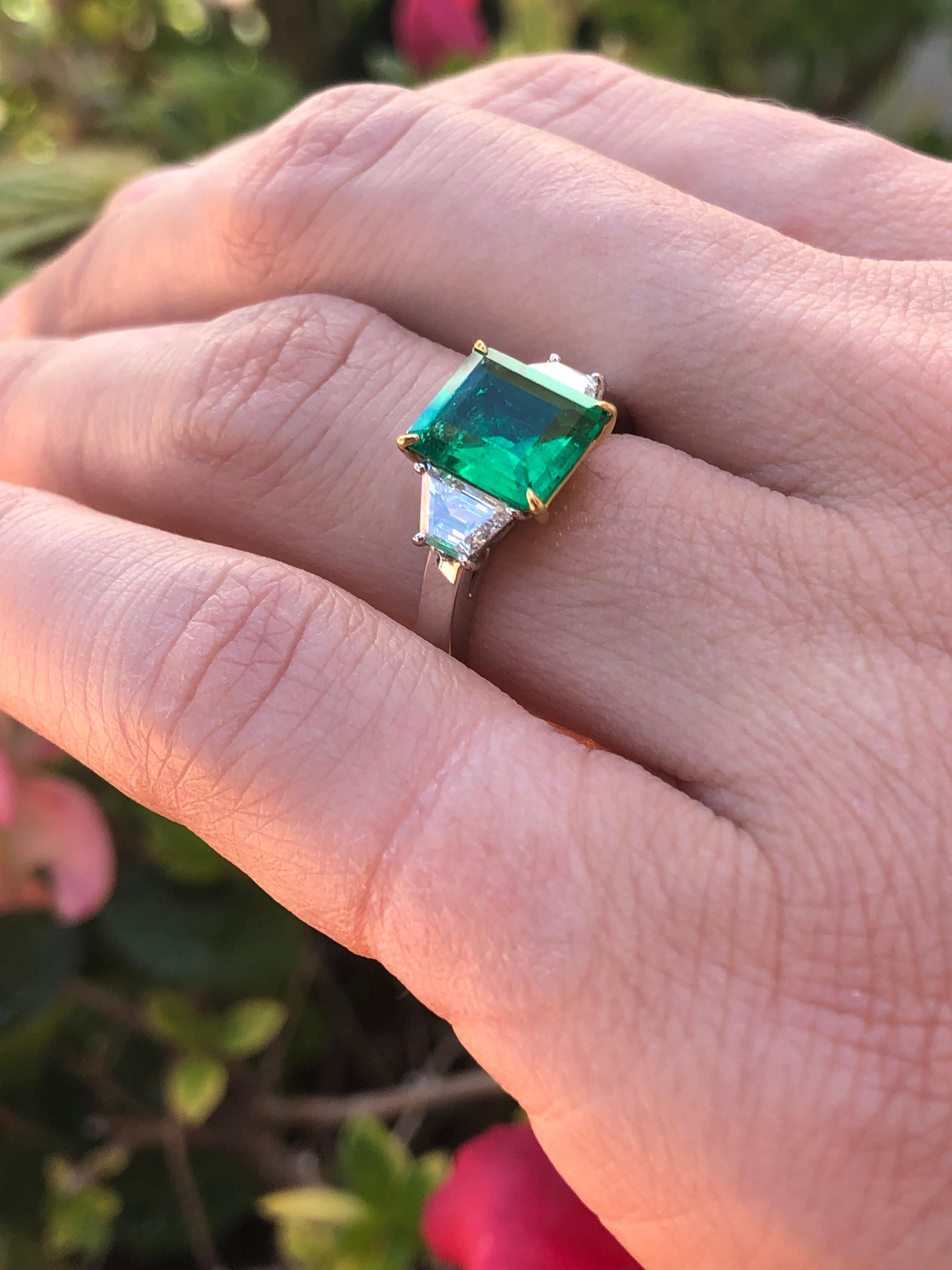 Colombian Emerald Ring Emerald Cut 1.85 Carats AGL Certified Insignificant Oil In New Condition In Beverly Hills, CA