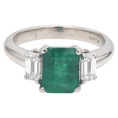 Ring mit Smaragd-Schliff und Diamant-Akzenten