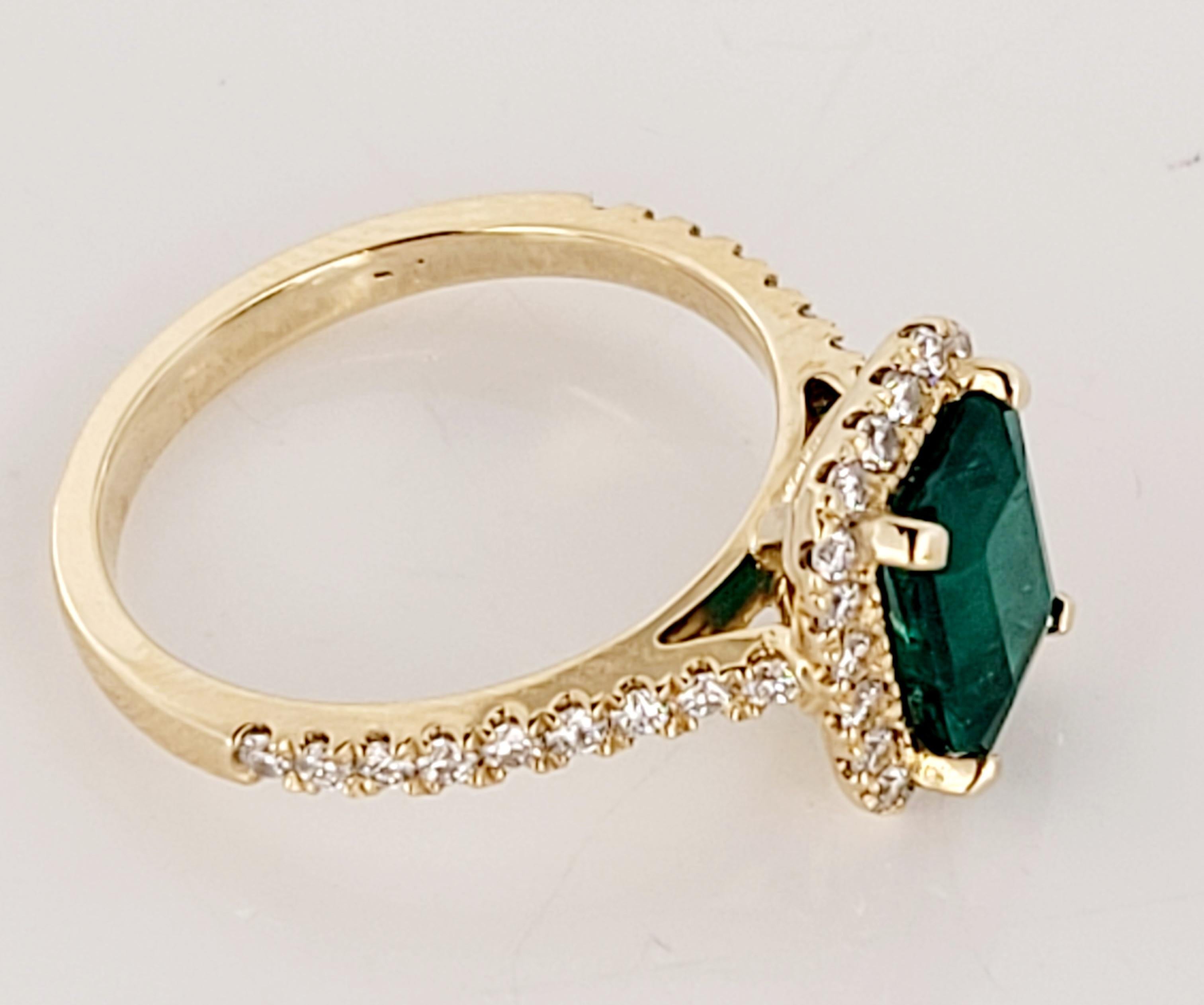 Taille émeraude Emerald Cut Emerald Ring with White Diamond and 14K Yellow Gold en vente